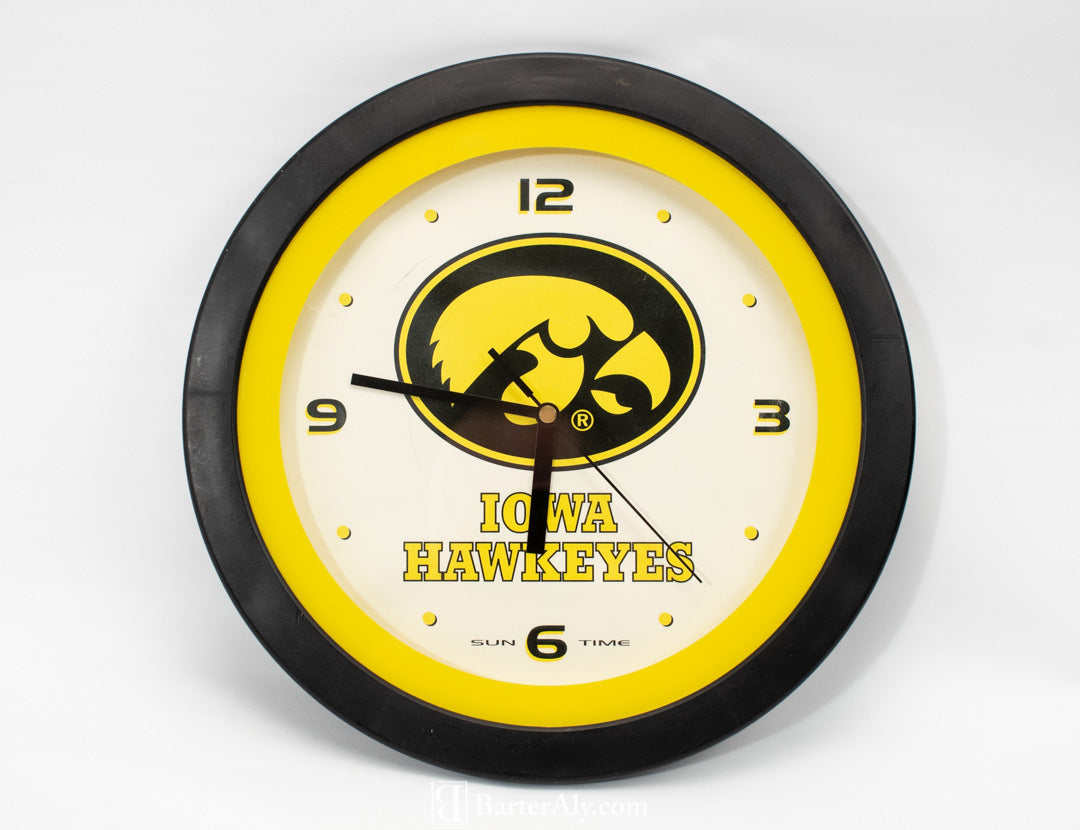 Iowa Hawkeyes Clock Man Cave Sports clock used Yellow and black TESTED
