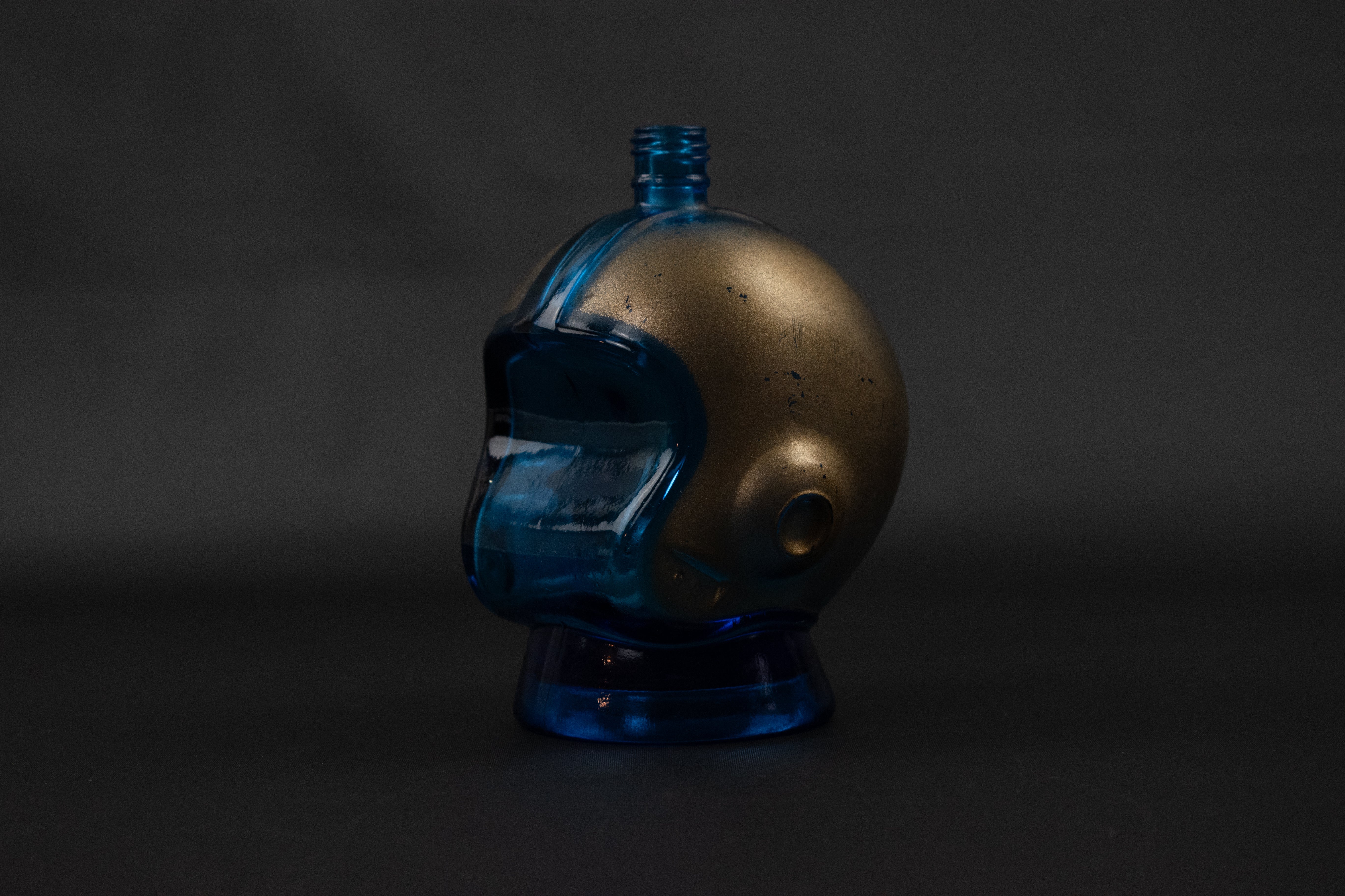 VINTAGE AVON FOOTBALL HELMET AFTERSHAVE BOTTLE Wild Country, 6 FL. OZ.