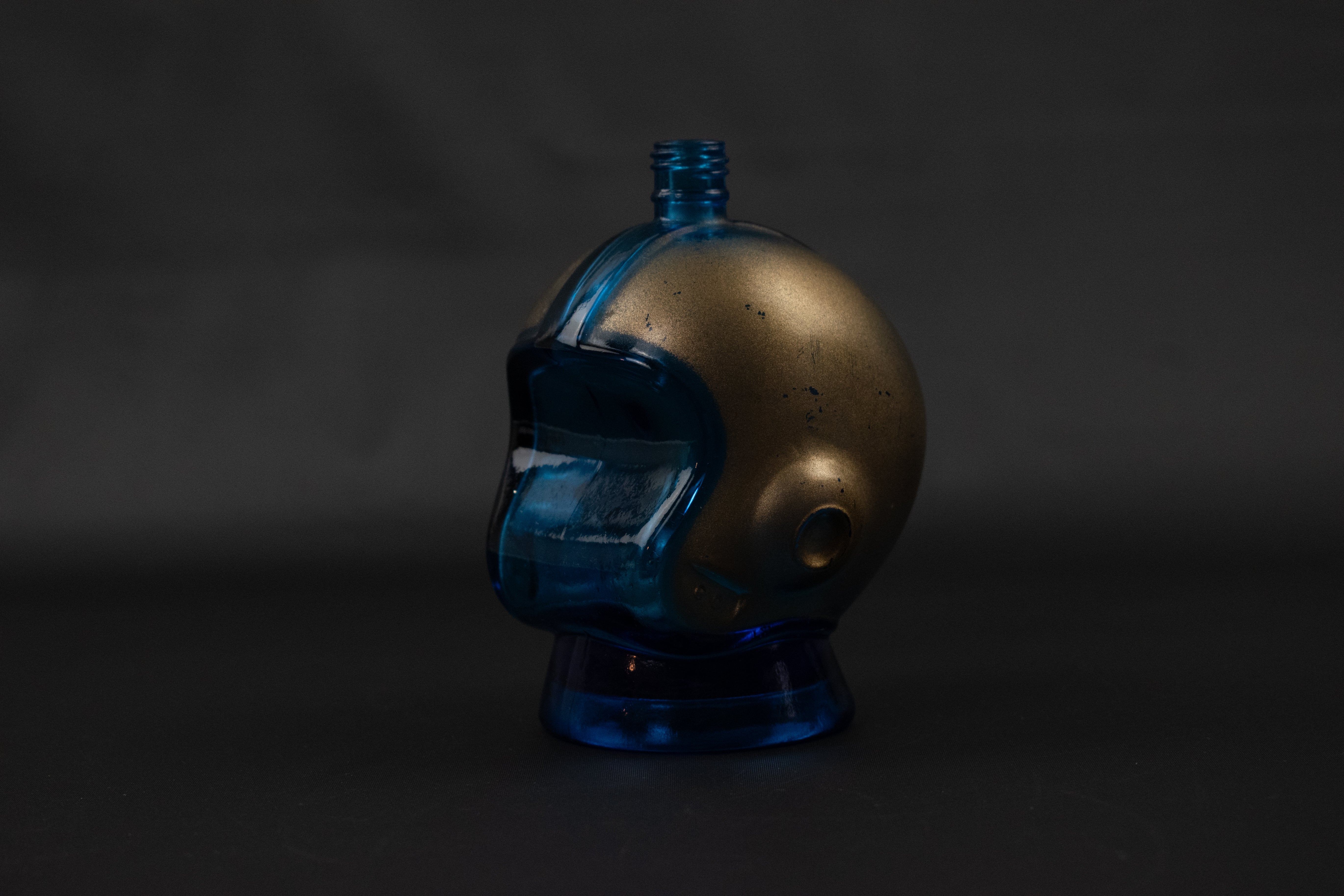 VINTAGE AVON FOOTBALL HELMET AFTERSHAVE BOTTLE Wild Country, 6 FL. OZ.