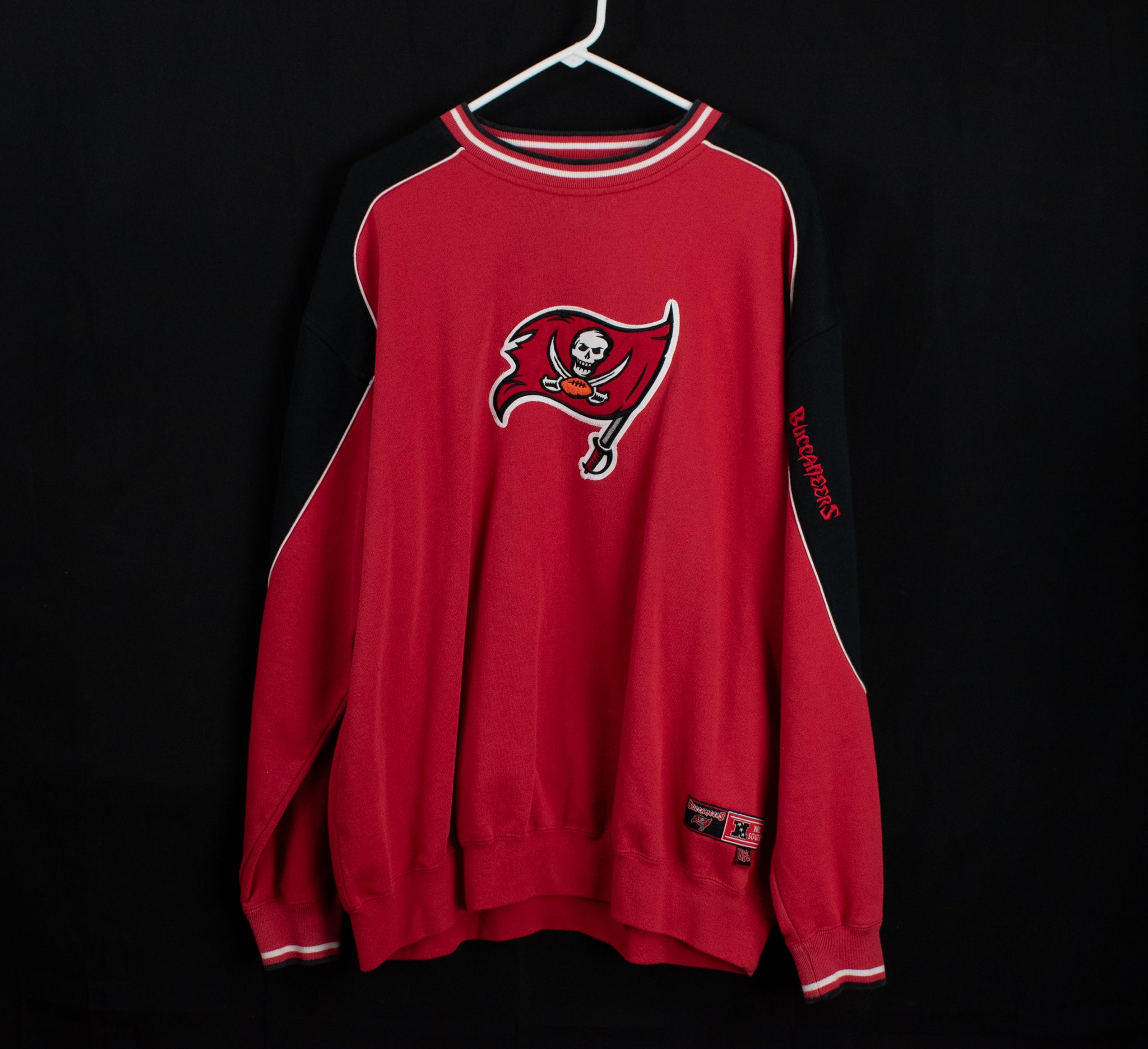 Tampa Bay Buccaneers Mens Sweatshirt XL Pull Over NFL Football Authentic NFL Red Vintage