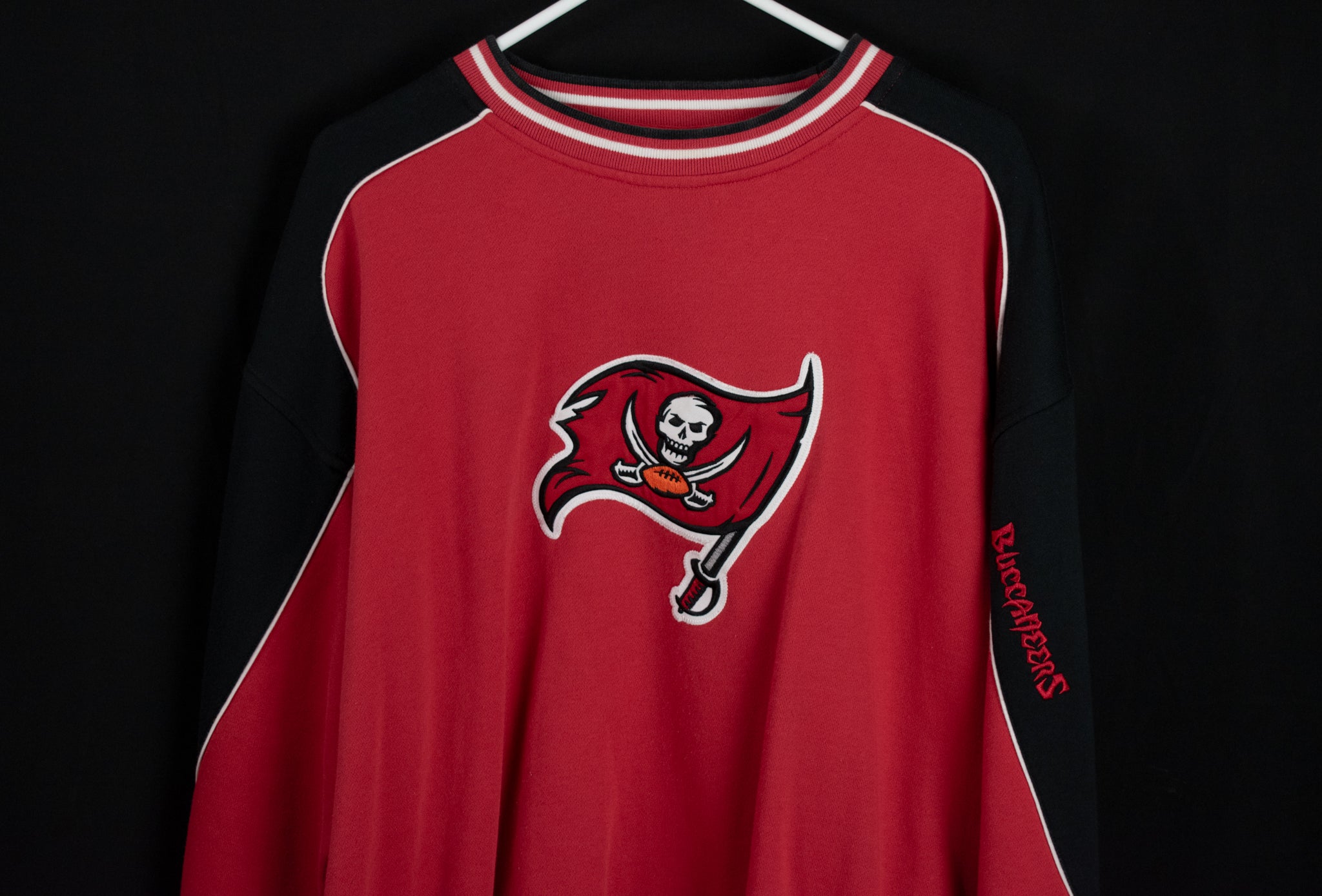Tampa Bay Buccaneers Mens Sweatshirt XL Pull Over NFL Football Authentic NFL Red Vintage