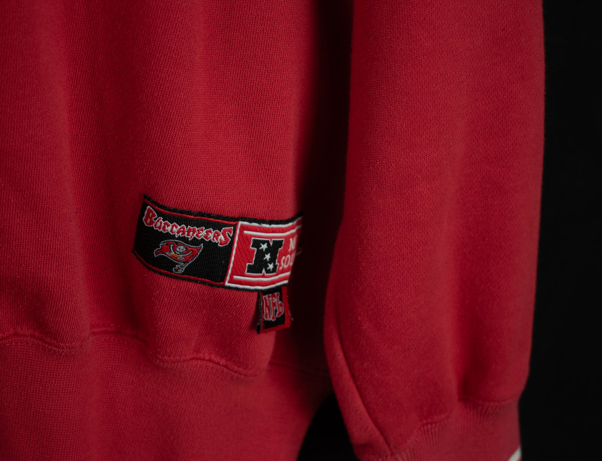 Tampa Bay Buccaneers Mens Sweatshirt XL Pull Over NFL Football Authentic NFL Red Vintage
