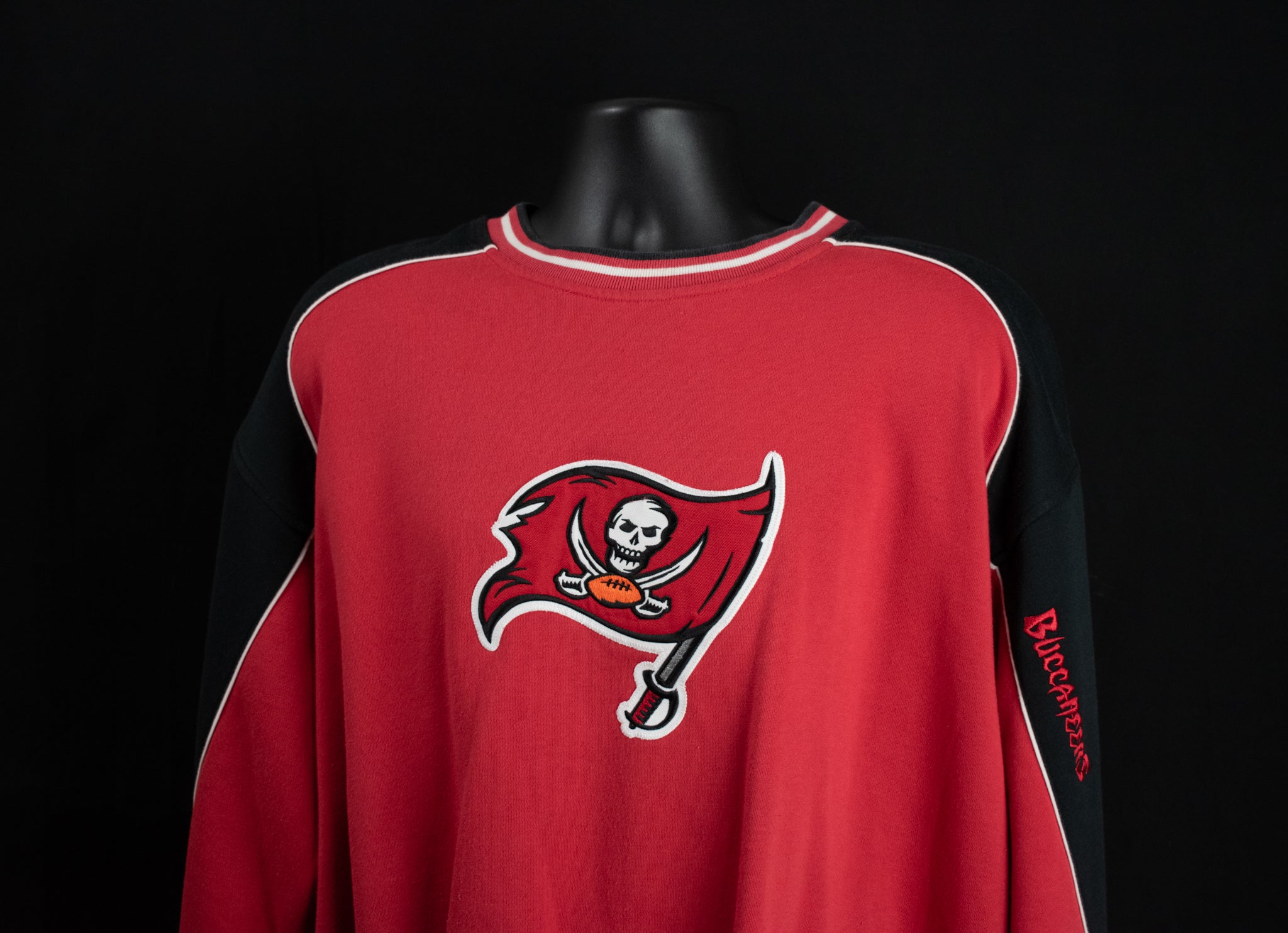 Tampa Bay Buccaneers Mens Sweatshirt XL Pull Over NFL Football Authentic NFL Red Vintage