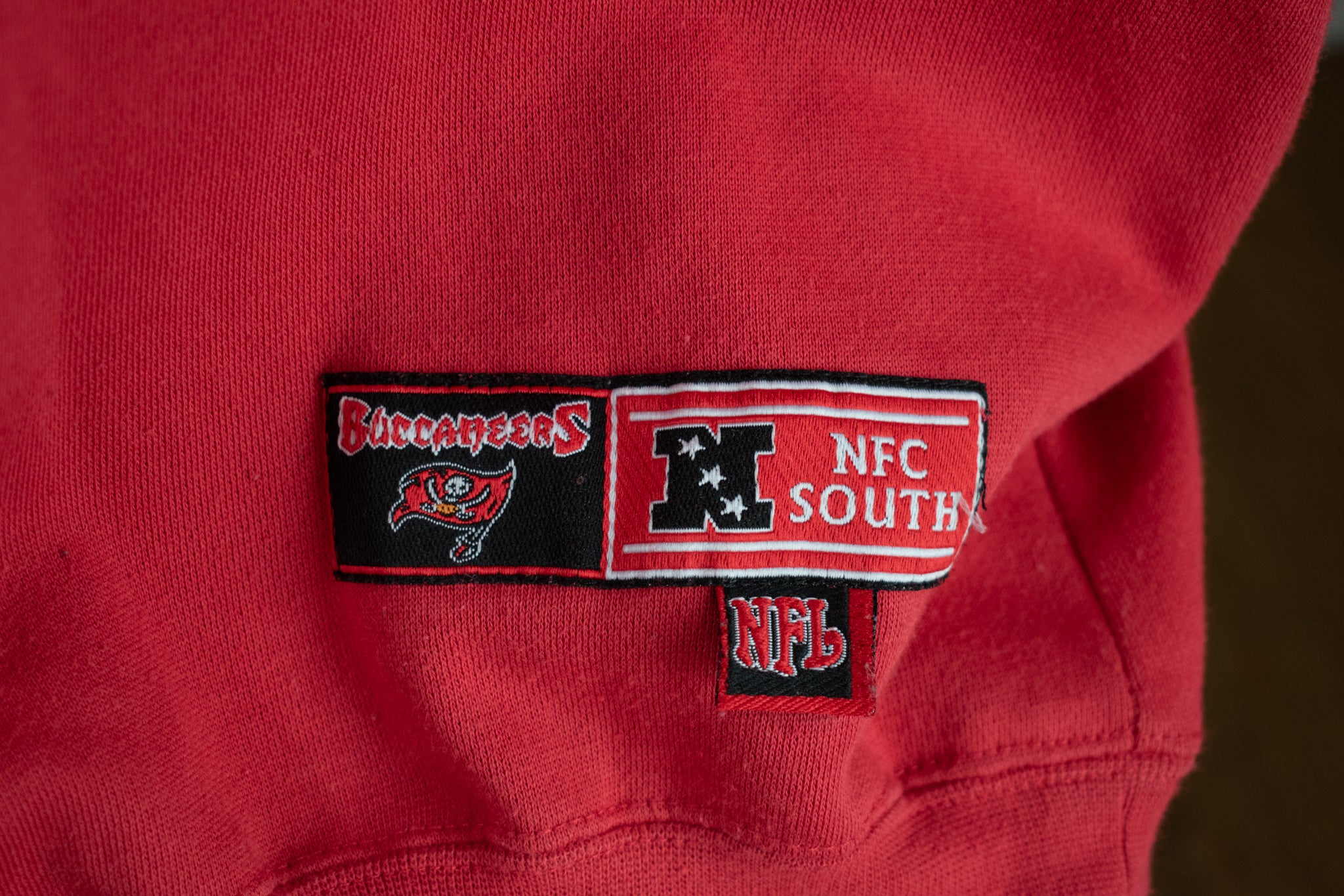 Tampa Bay Buccaneers Mens Sweatshirt XL Pull Over NFL Football Authentic NFL Red Vintage