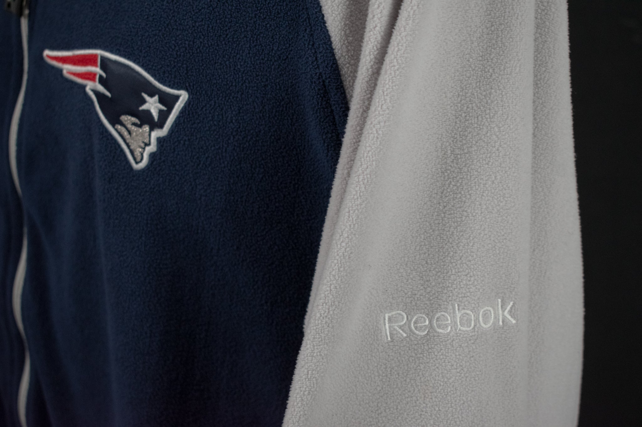 New England Patriots mens Fleece Jacket Soft Used NFL Football Large ZIP Up