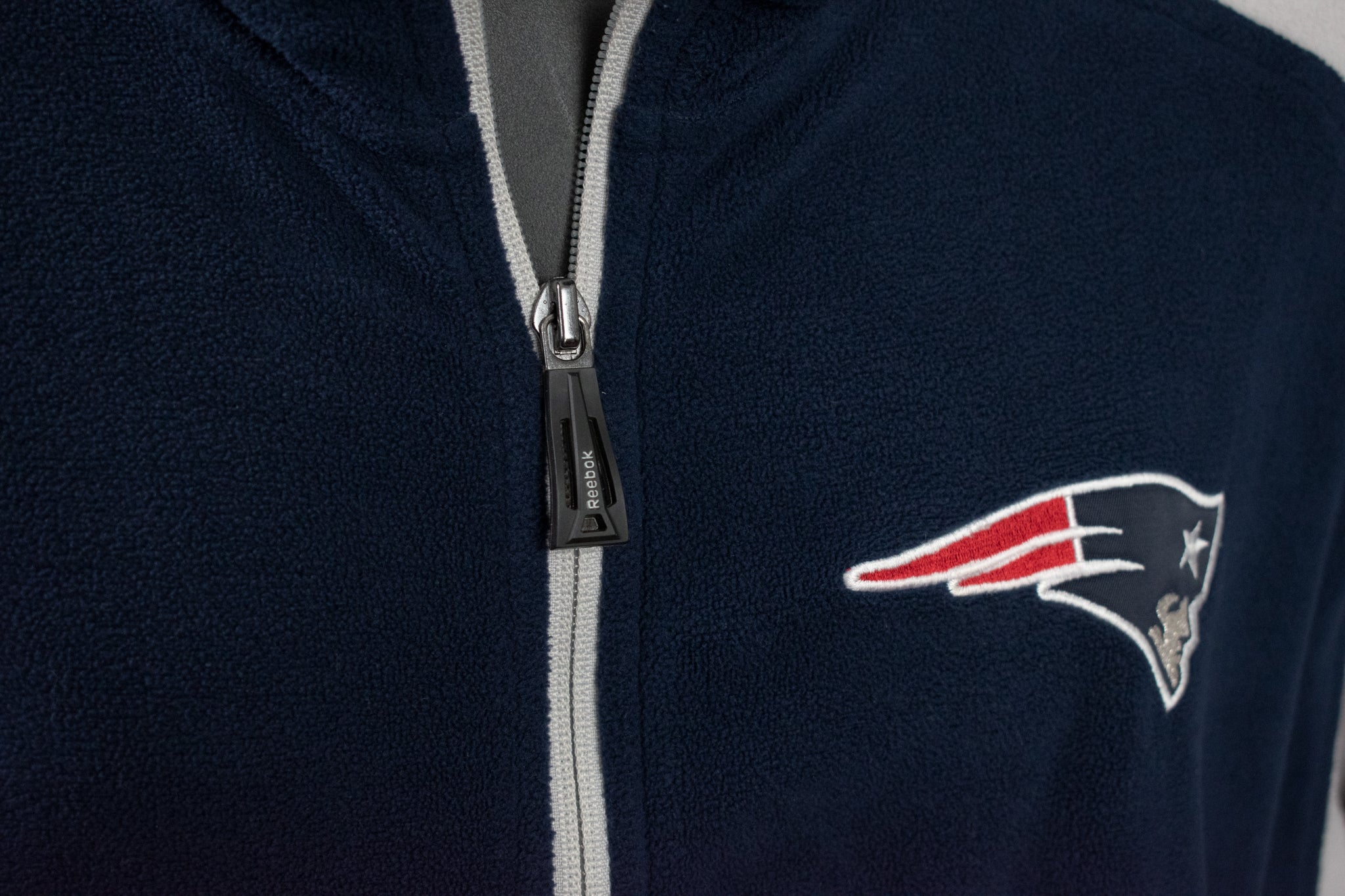 New England Patriots mens Fleece Jacket Soft Used NFL Football Large ZIP Up