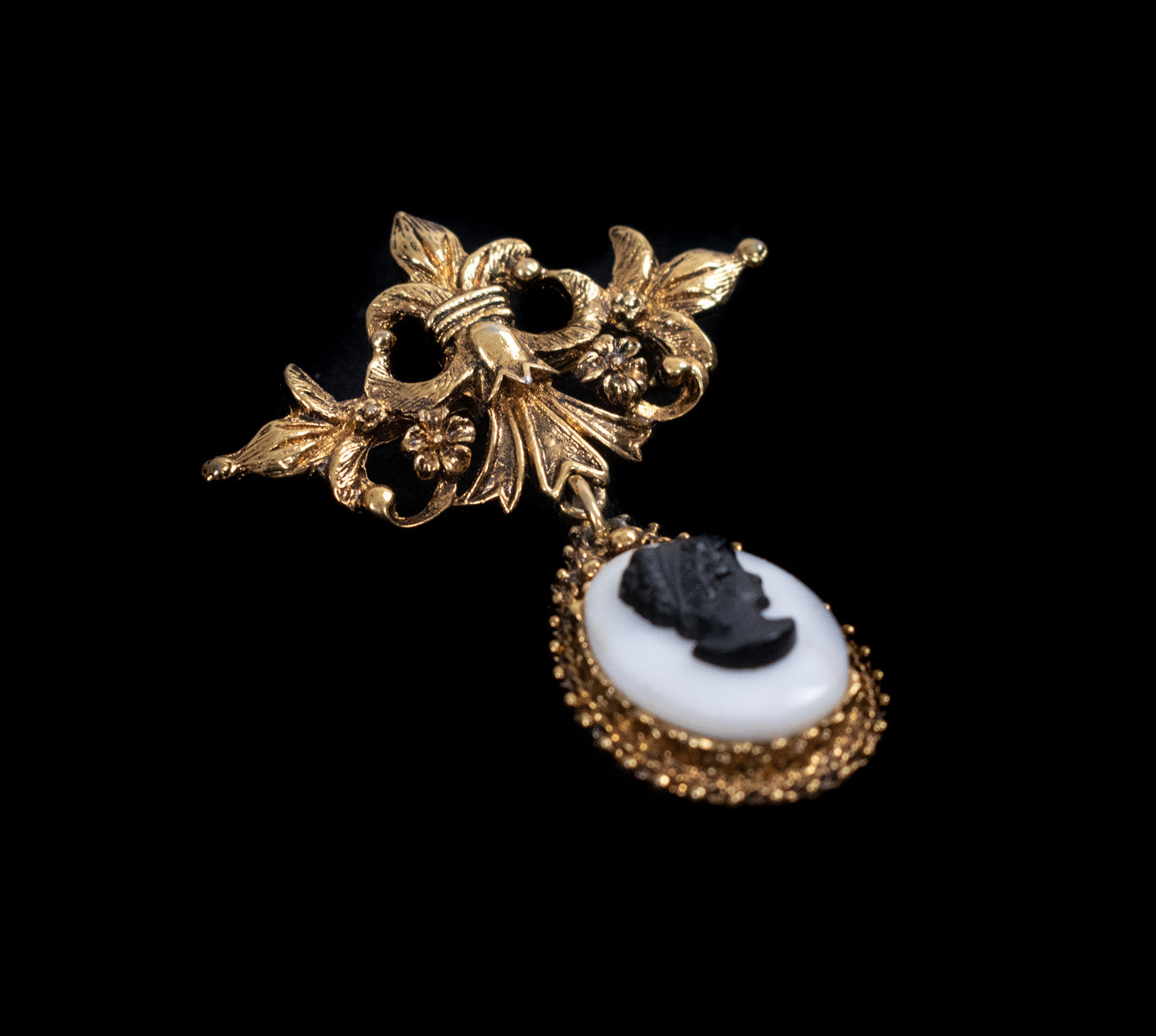 Brooch Pin Vintage Gold Pin Victorian Portrait Display Pendent Hanging Pin