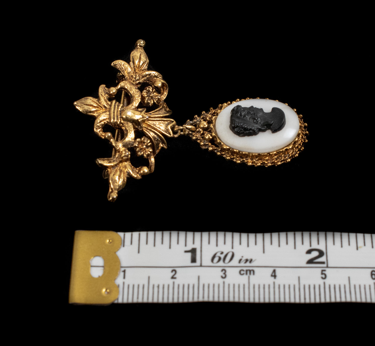Brooch Pin Vintage Gold Pin Victorian Portrait Display Pendent Hanging Pin