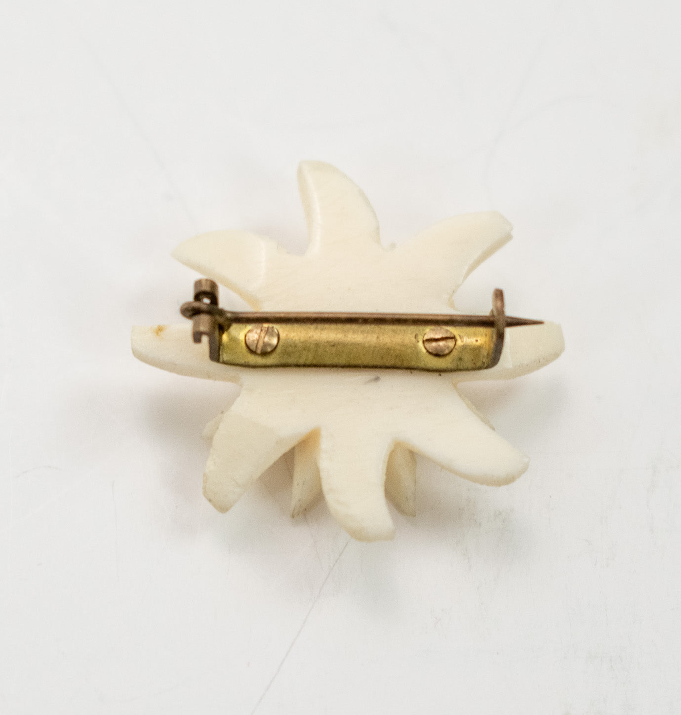 Vintage Plastic Pin Collectible Vintage Pin Used Plastic white flower Pin