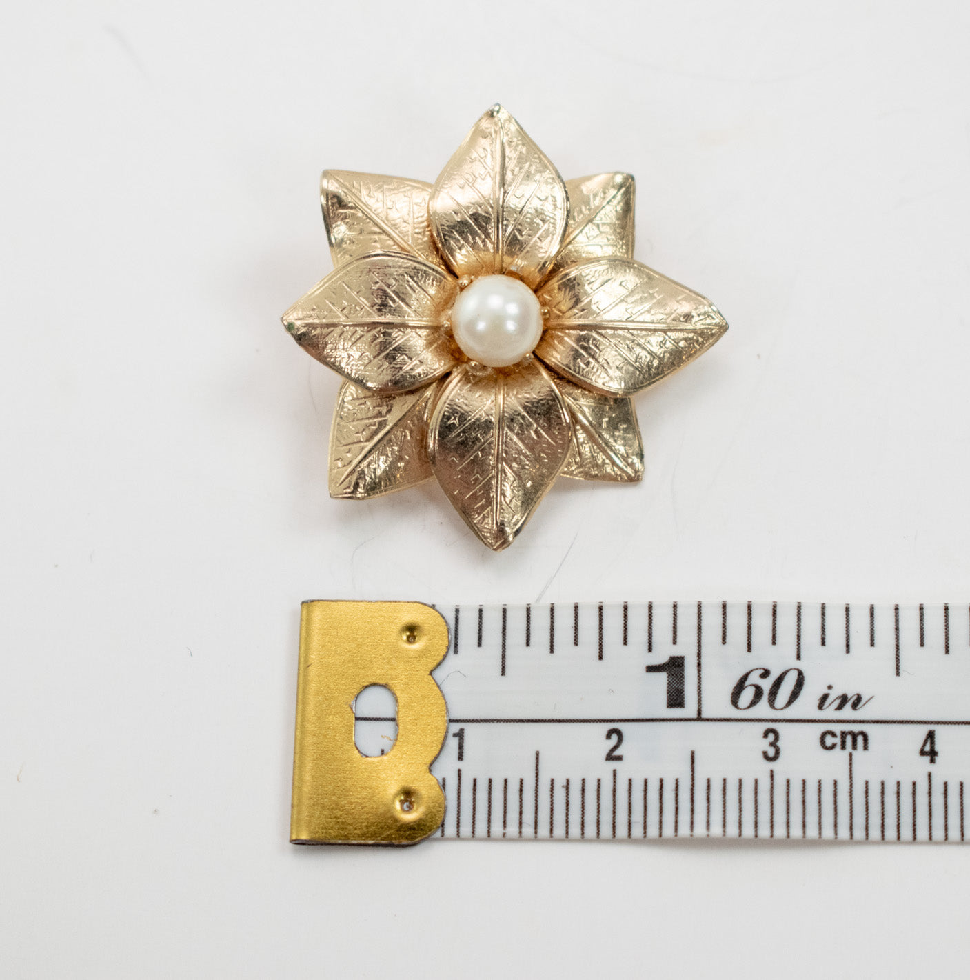 Brooch Pin Collectible Vintage Pin Used gold platted flower with a pearl center pin