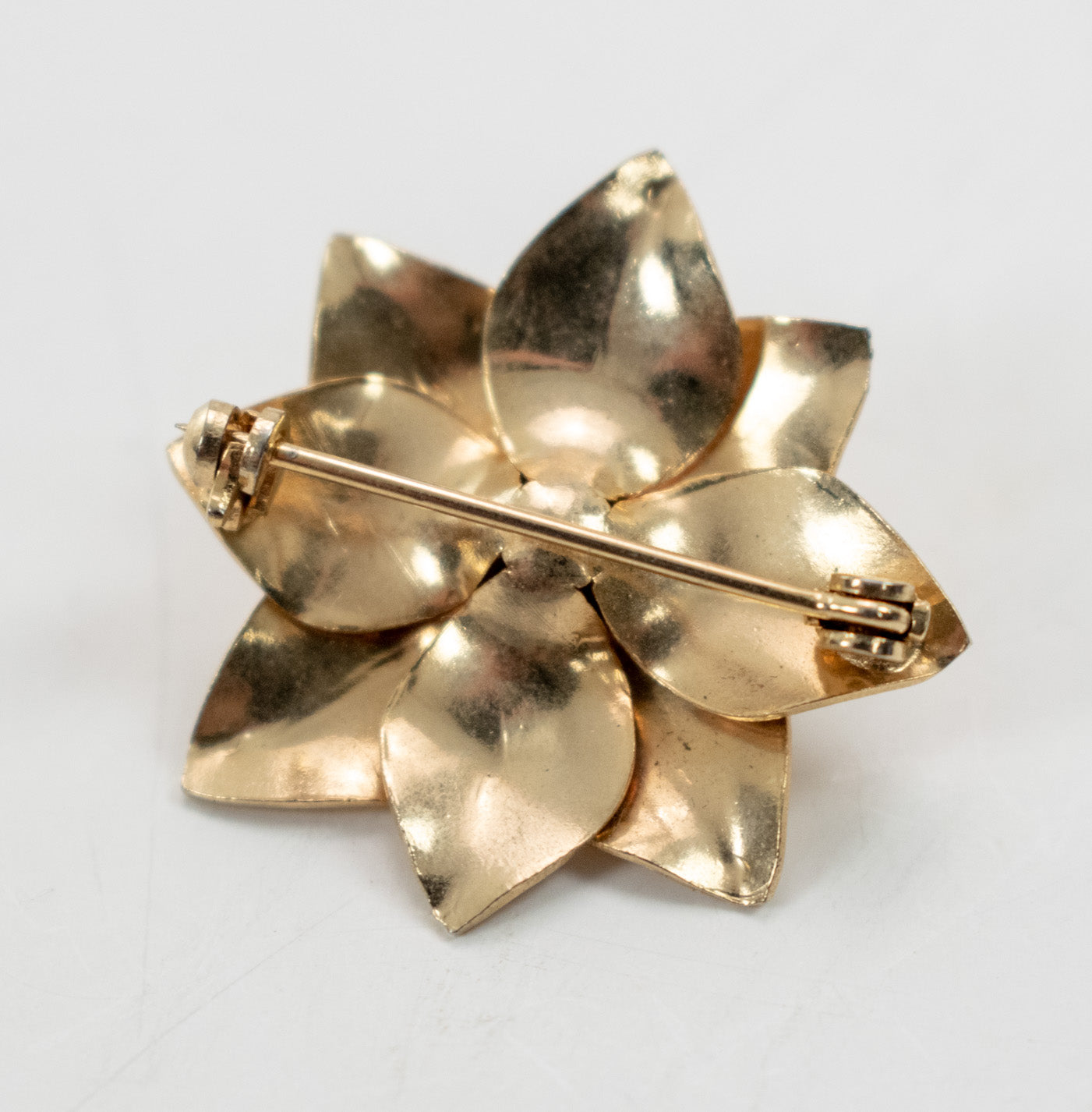Brooch Pin Collectible Vintage Pin Used gold platted flower with a pearl center pin