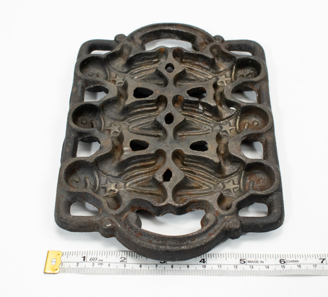 Vintage Cast Iron Mold Six Gingerbread Men Corn bread Muffin Pan Used