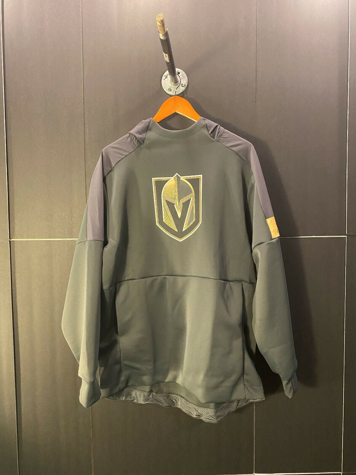 Adidas Men’s Vegas Golden Knights Gray Game Mode Pullover Hoodie Size L New!
