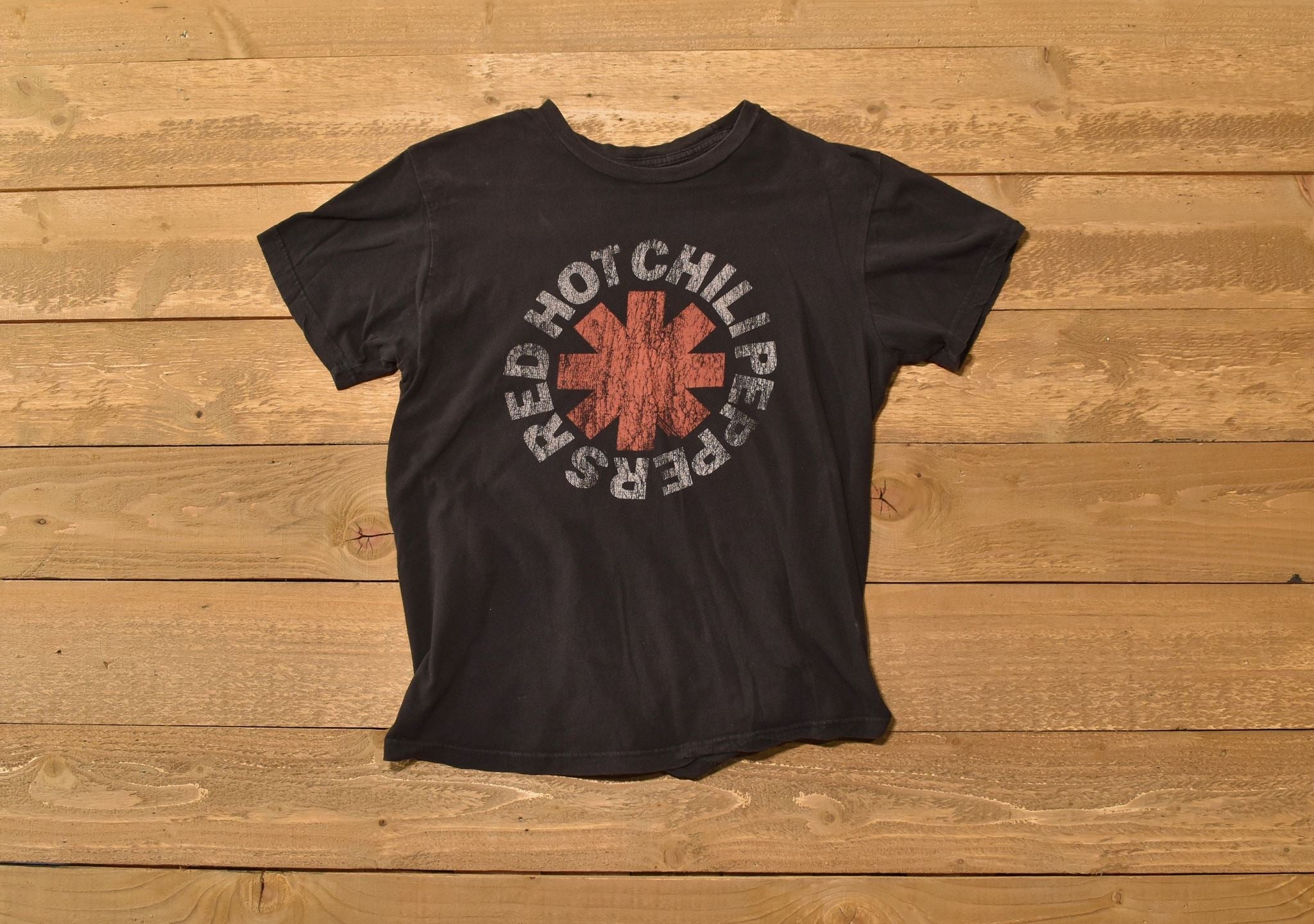 Red hot chili peppers t-shirt mens large used - Vintage look