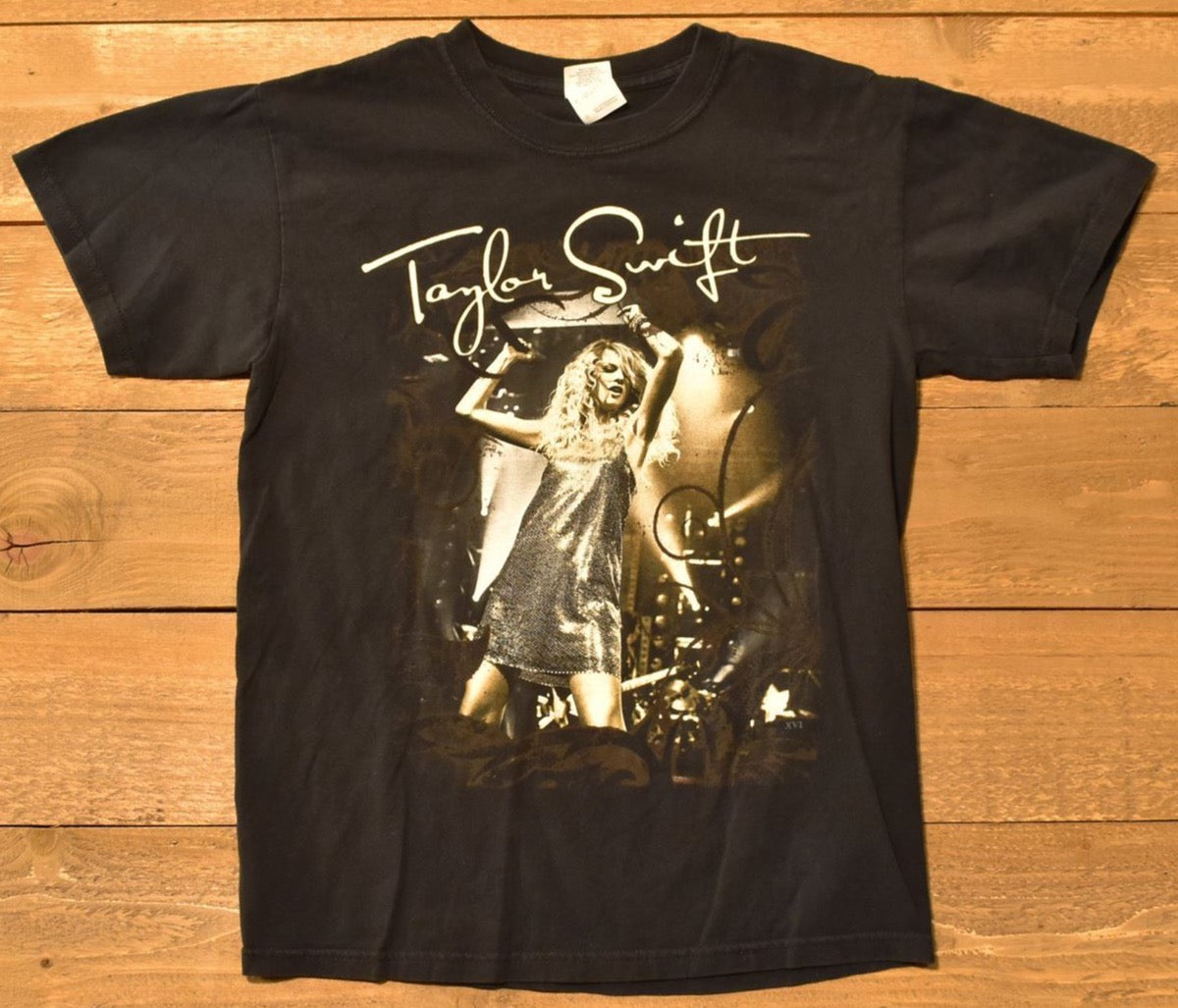 Taylor swift Live Authentic small concert Tee Shirt Sized Small Used