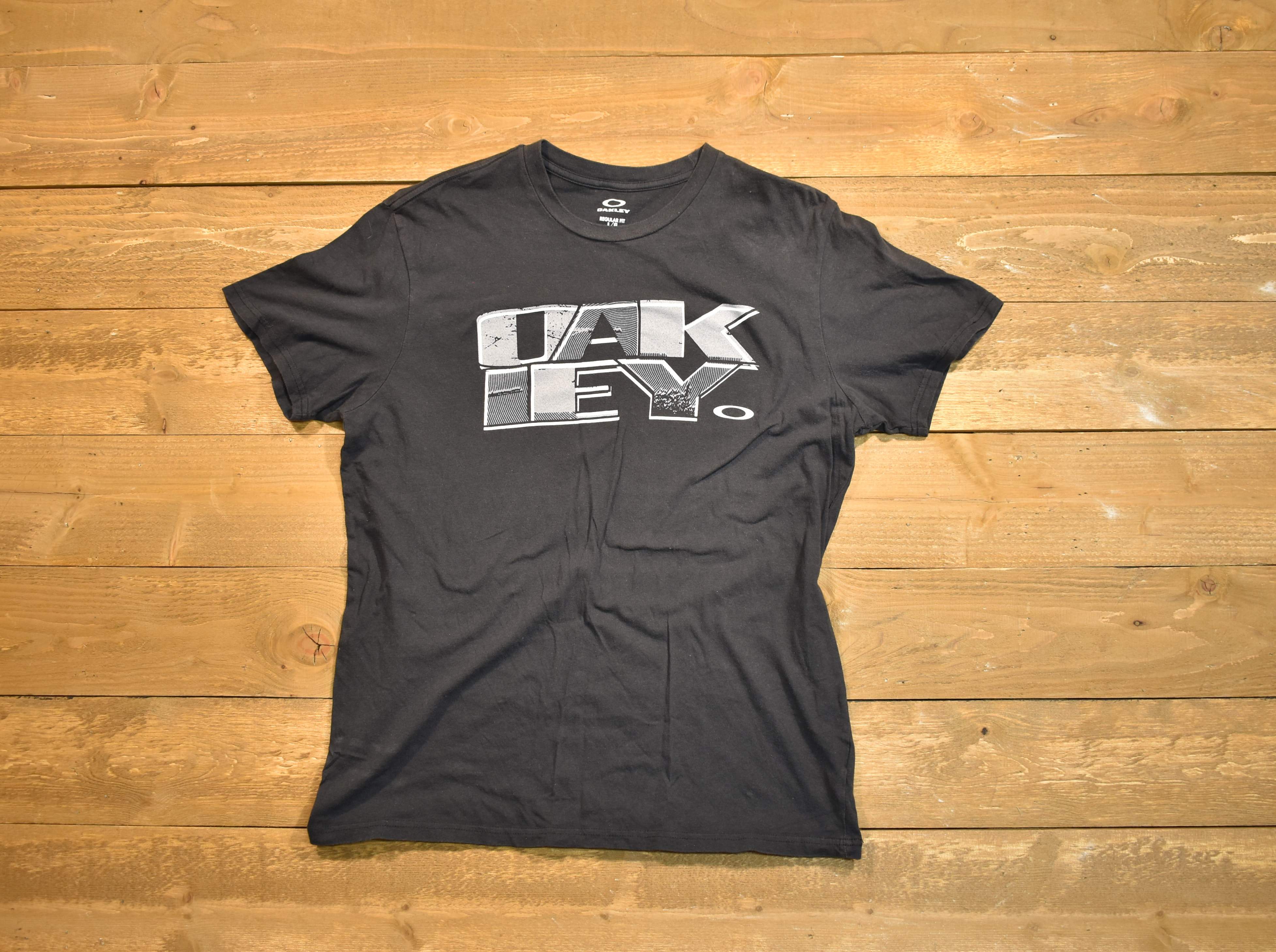 Oakley regular fit large men's T-shirt black used authentic
