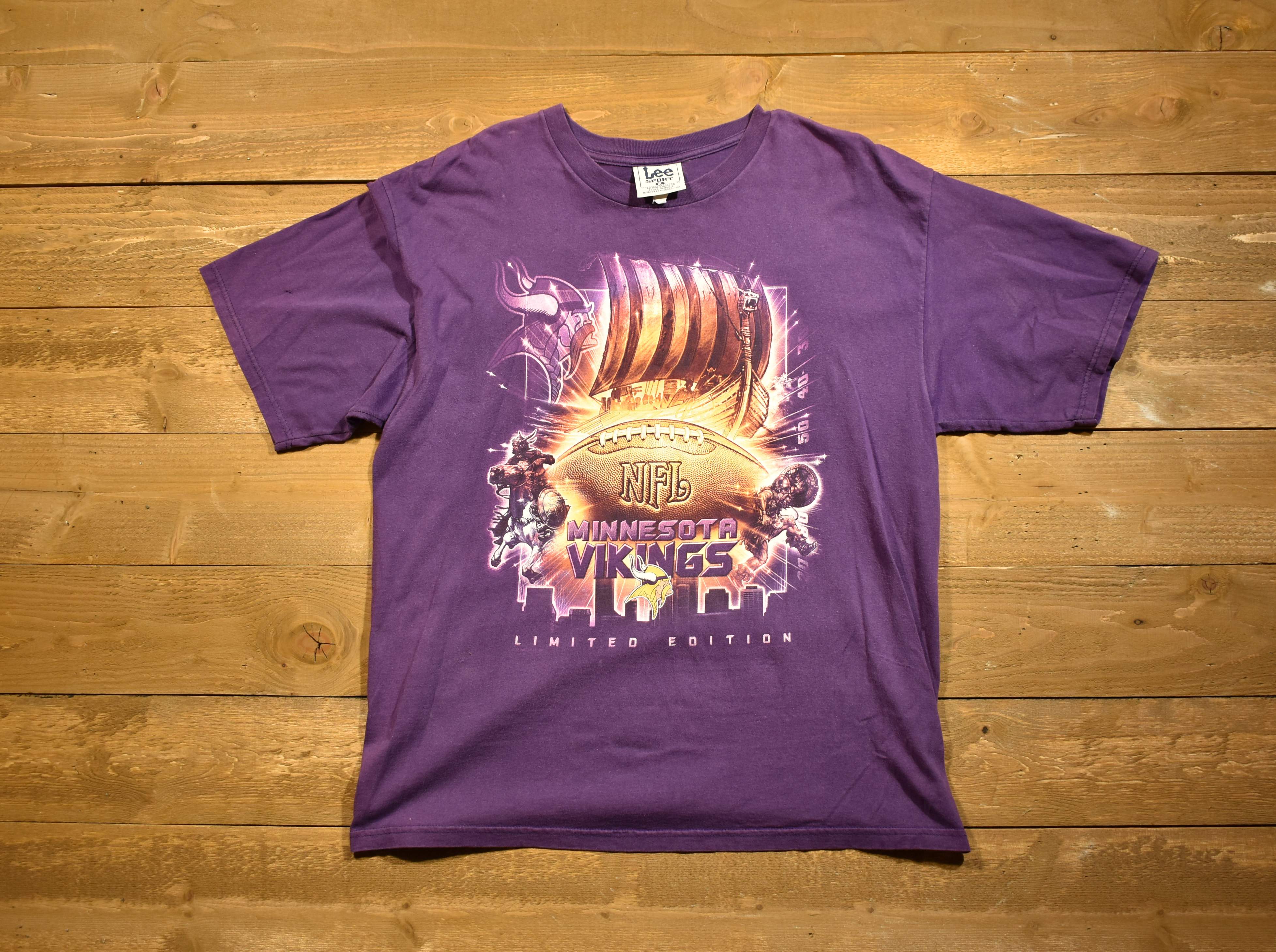 Minnesota Vikings NFL football T-shirt XL lee sports purple Hughes