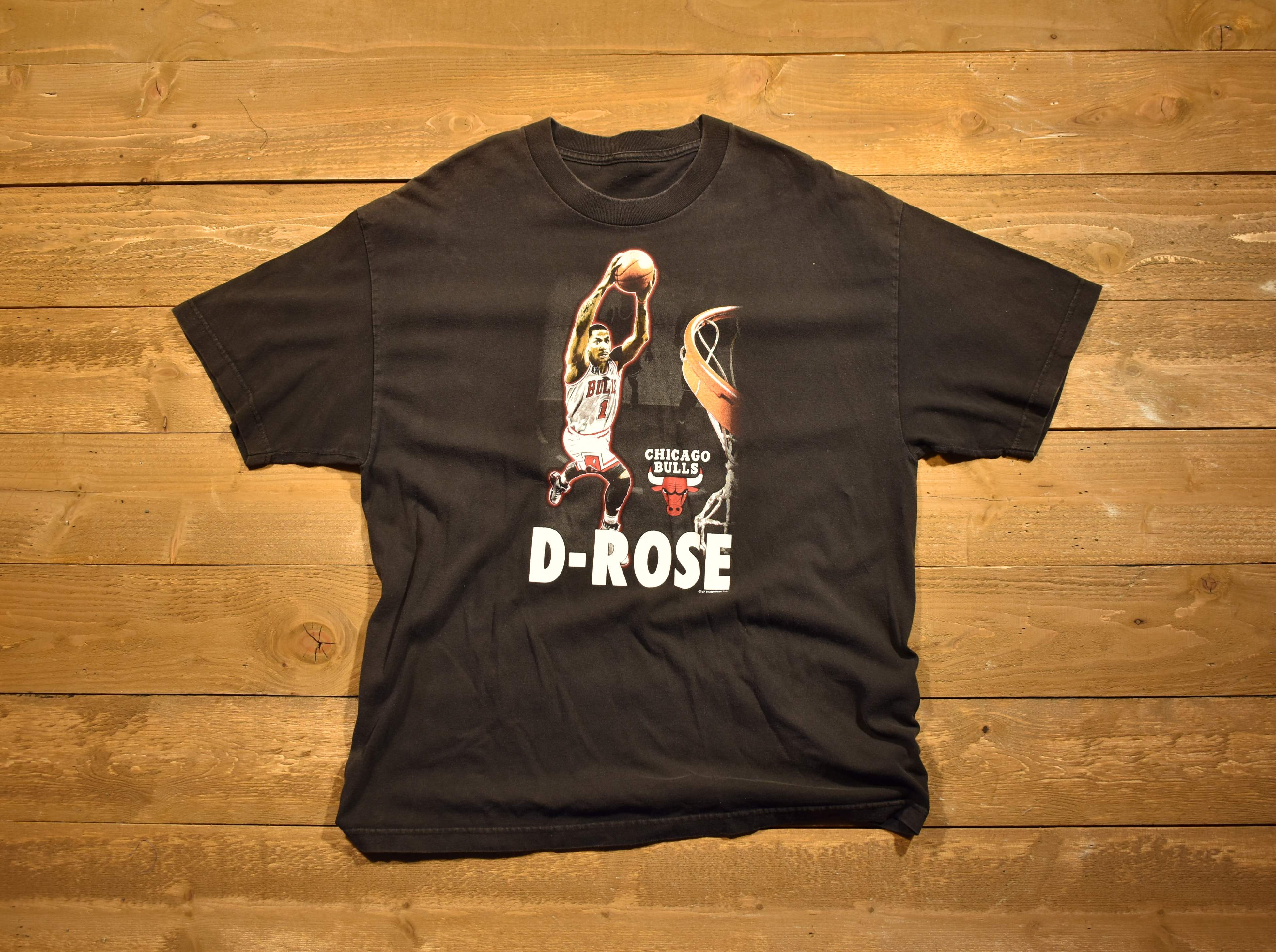 Derrick Rose men's basketball T-shirt Chicago Bulls large used NBA