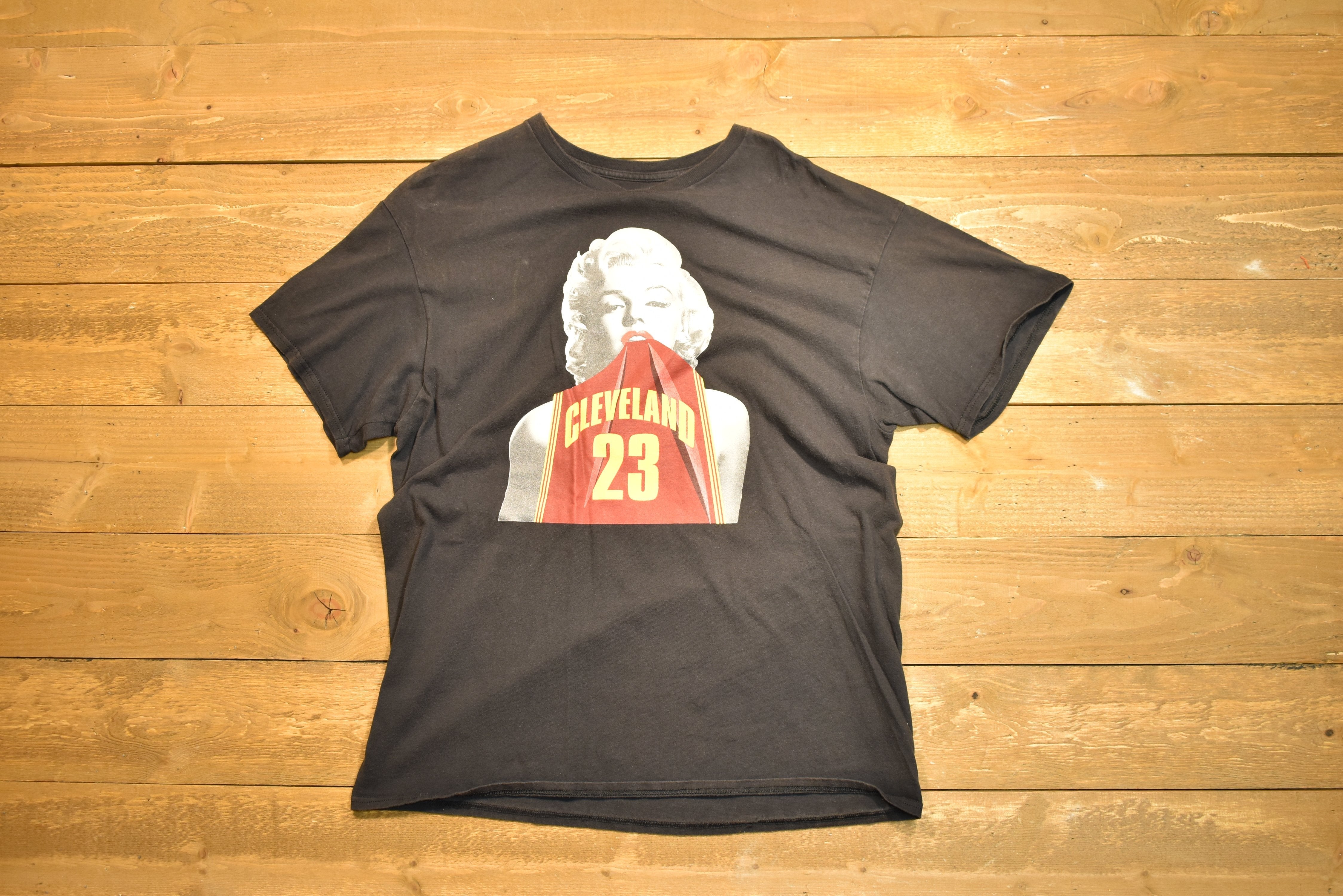 NBA basketball t-shirt XL Marilyn Monroe Cleveland 23 LeBron James used