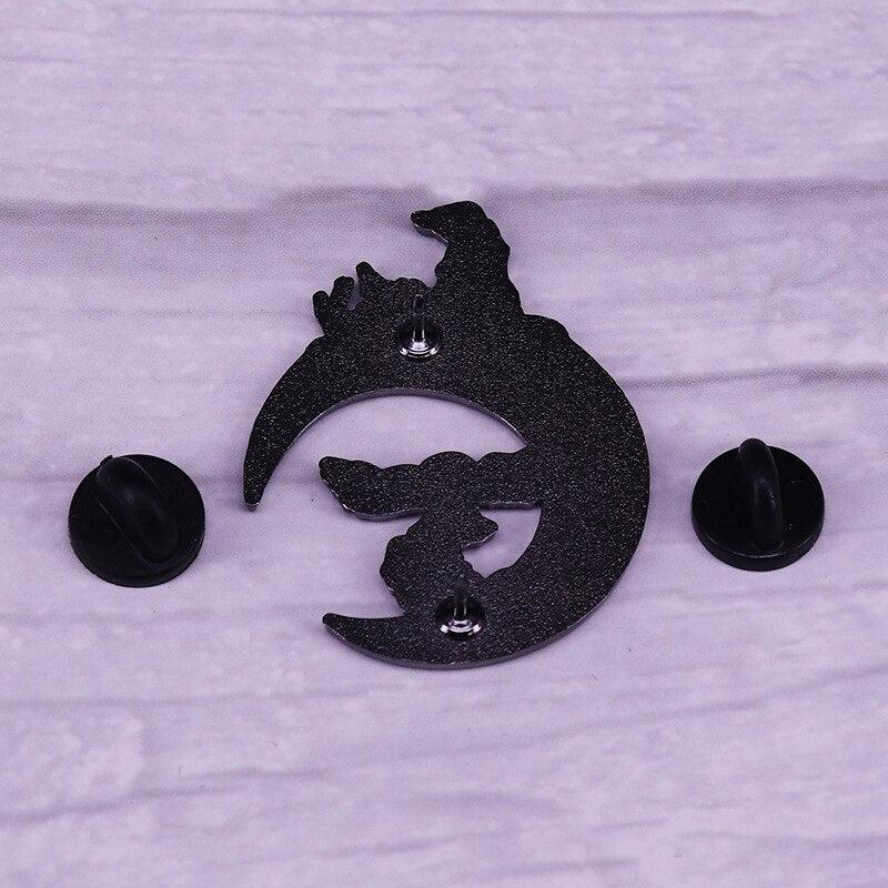 Magic Item Collection Brooch White Owl Badge