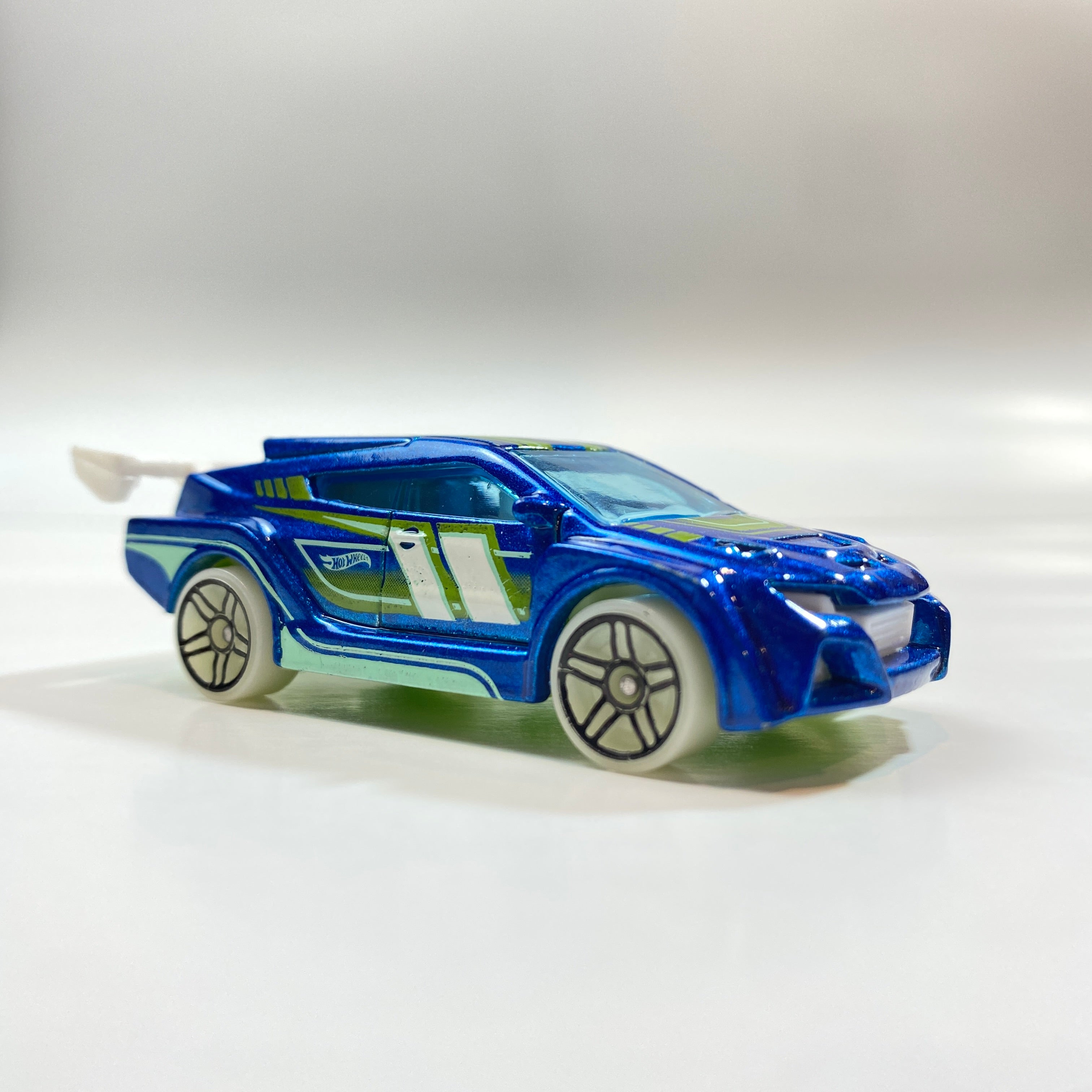 Mattel 2012 Hot Wheels x1649 1186 MJ 1 NL Loop Coop Blue and Green USED