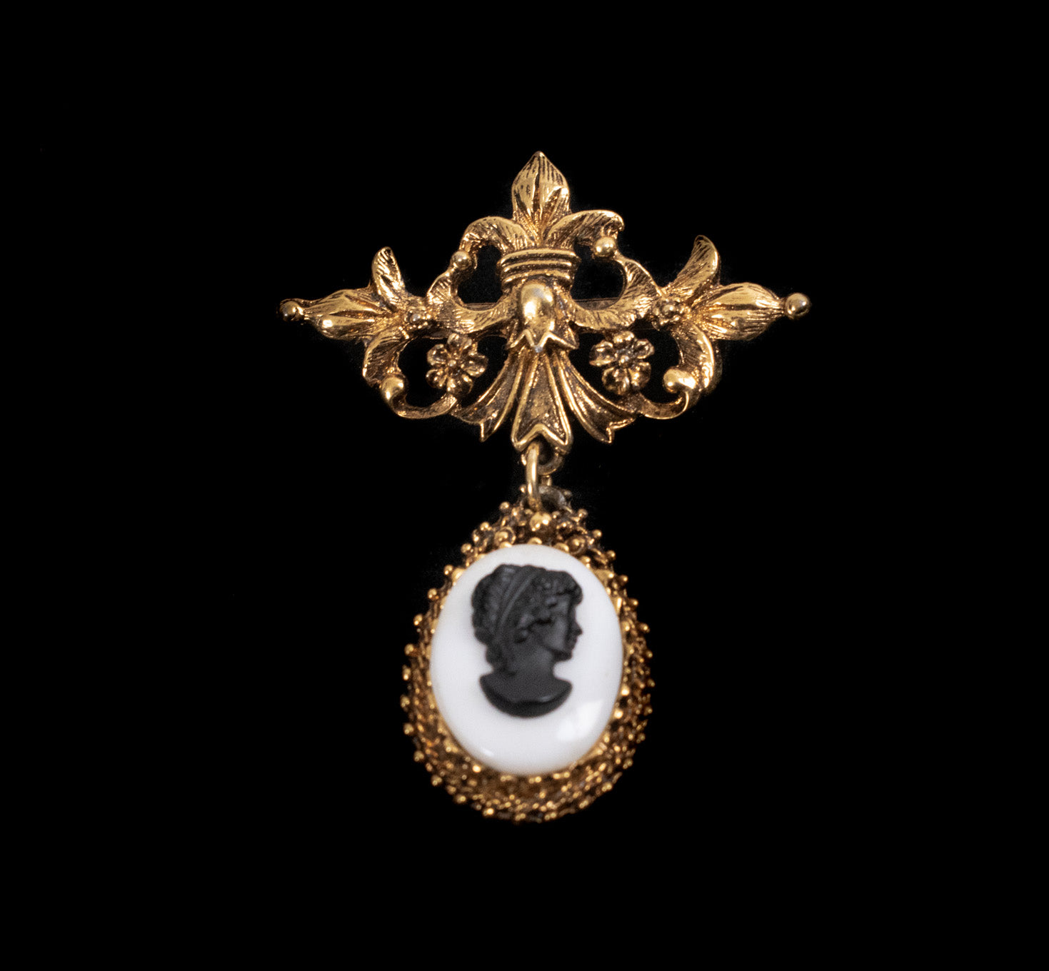 Brooch Pin Vintage Gold Pin Victorian Portrait Display Pendent Hanging Pin