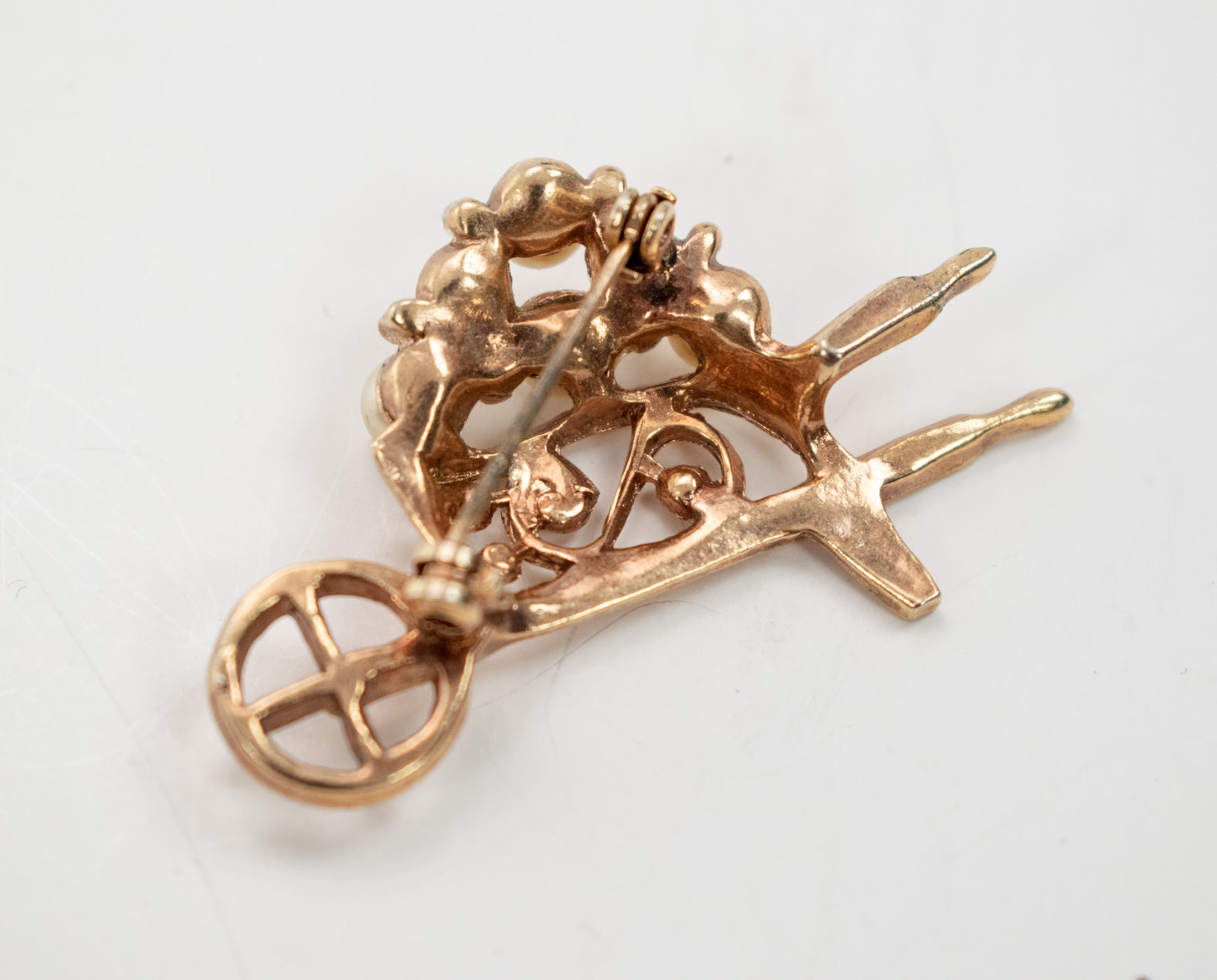Christmas Slay collectible brooch pin golden used vintage holiday pin