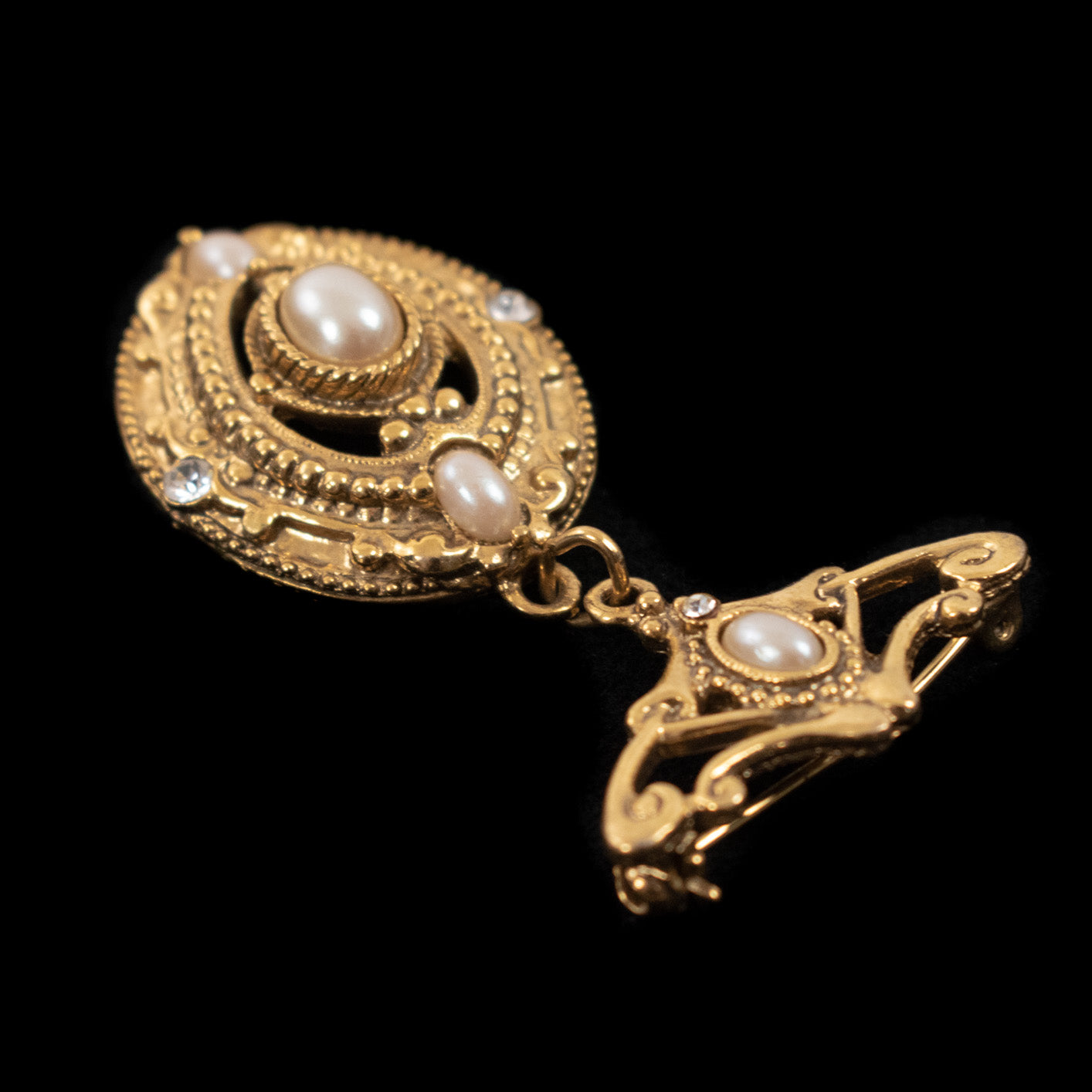 Brooch Pin Vintage 4 Pearl Hanging Pendent Gold Collectible Pin Used.