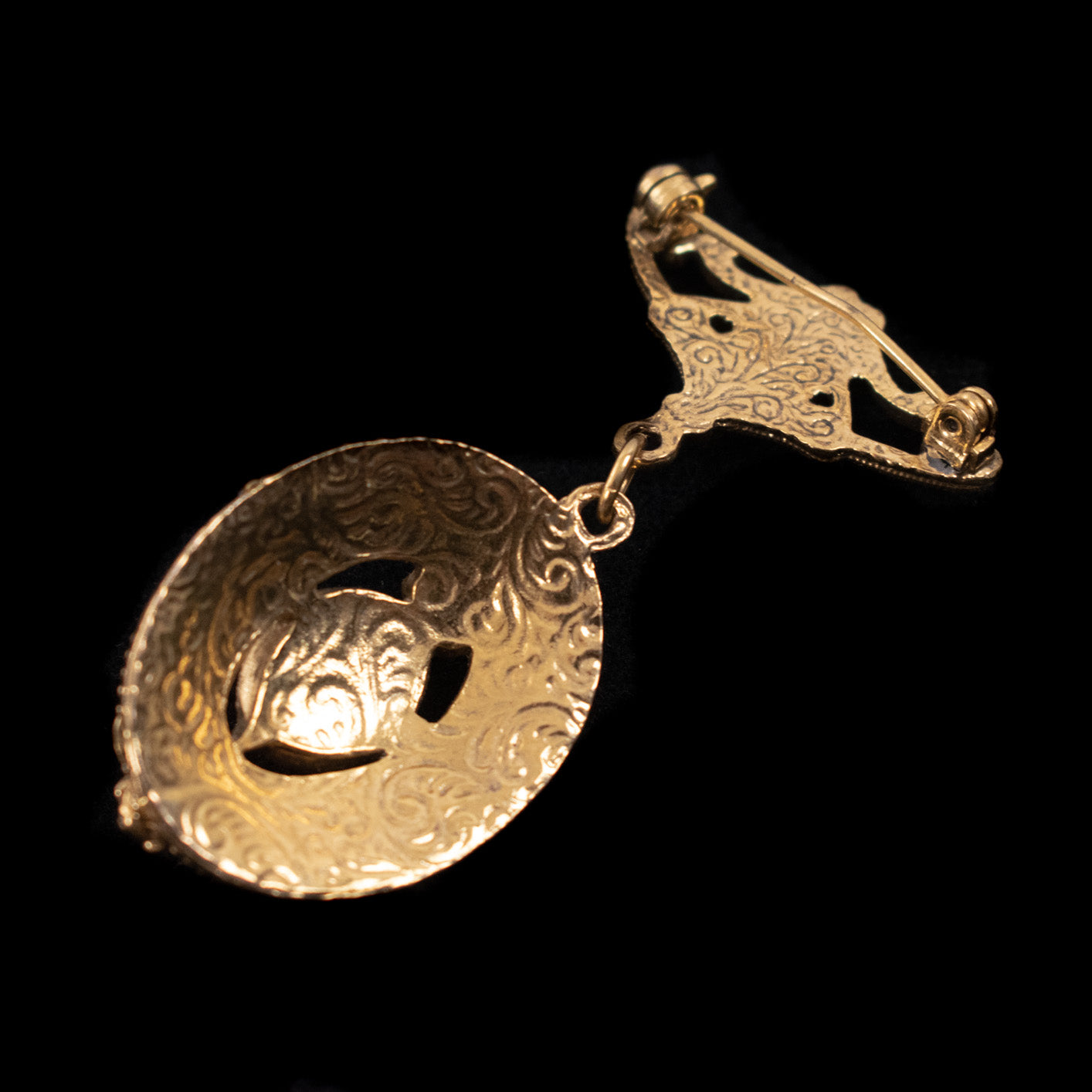 Brooch Pin Vintage 4 Pearl Hanging Pendent Gold Collectible Pin Used.