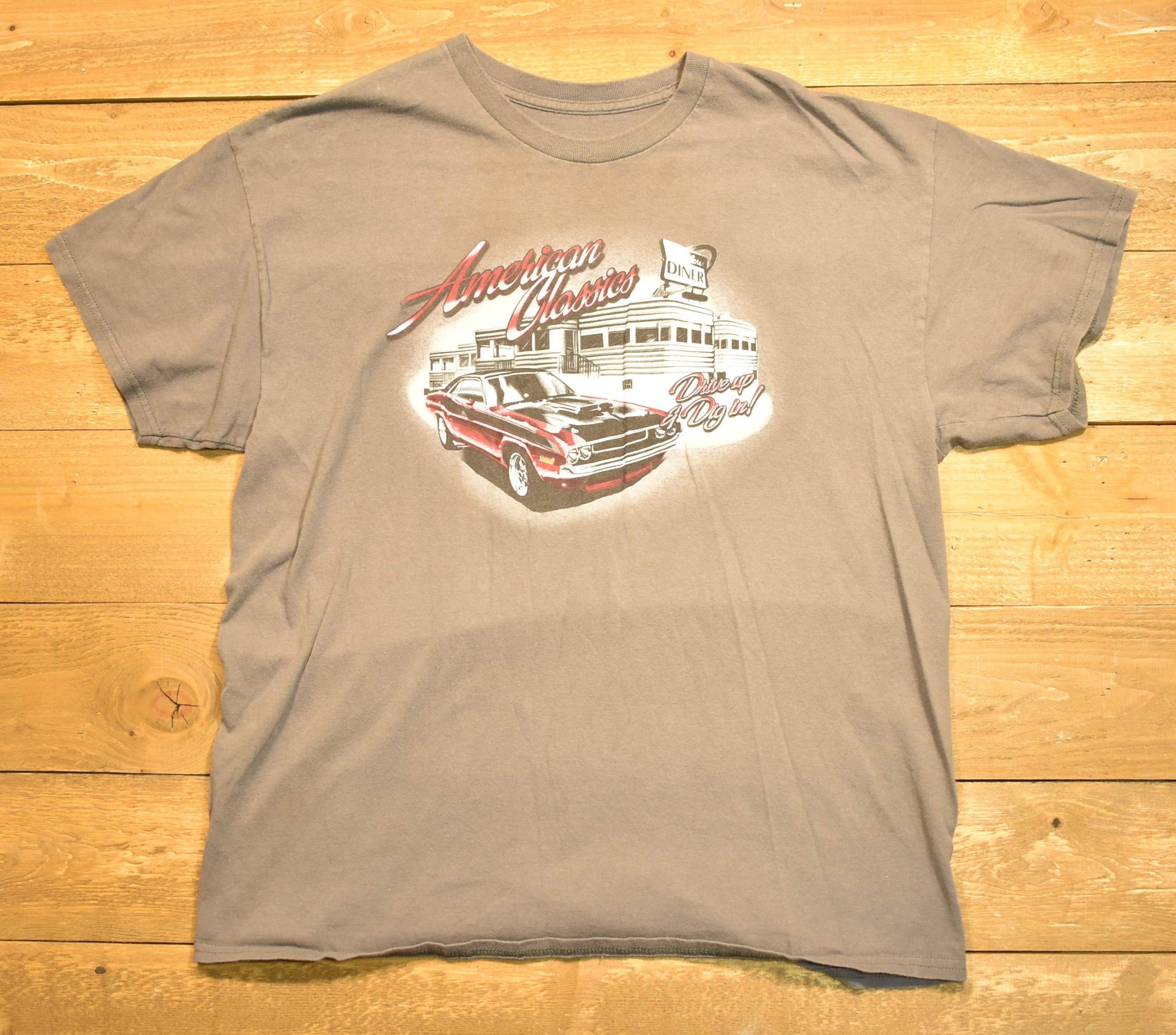 American classic hot rods drive up and dig in men's T-shirt large gray used