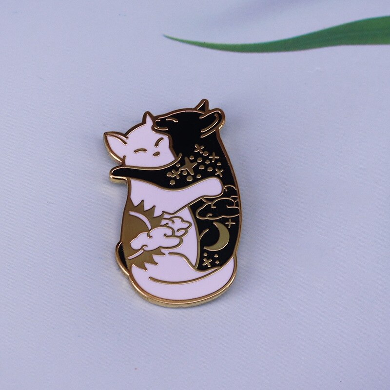 Cute Hug Cat Brooch Black and White Sun Moon Celestial Yin Yang Badge Cartoon Animal Accessories