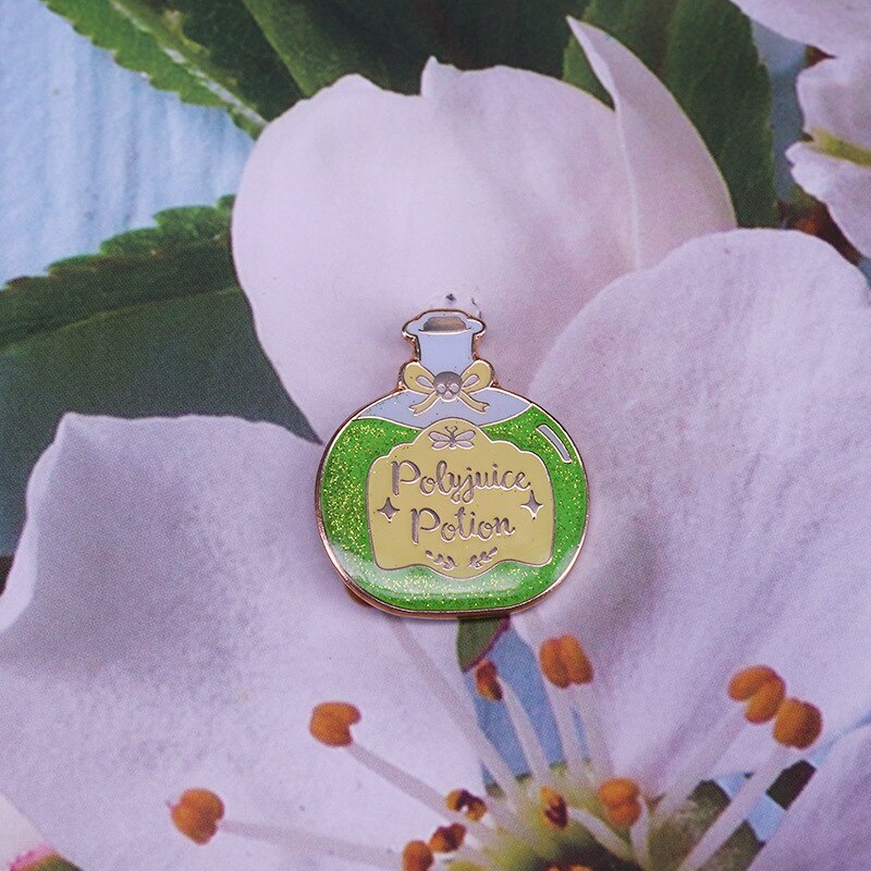 Compound decoction turned into water brooch flashing bottle badge sorcery lover