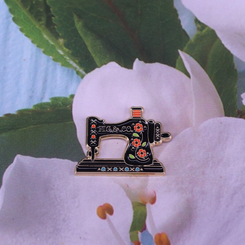 Black retro sewing machine brooch simple nostalgic badge