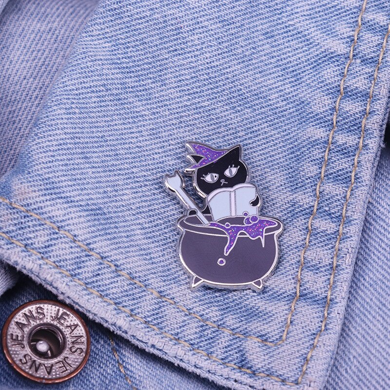 Reading Black cat flash brooch glamour cauldron badge literature cute accessory