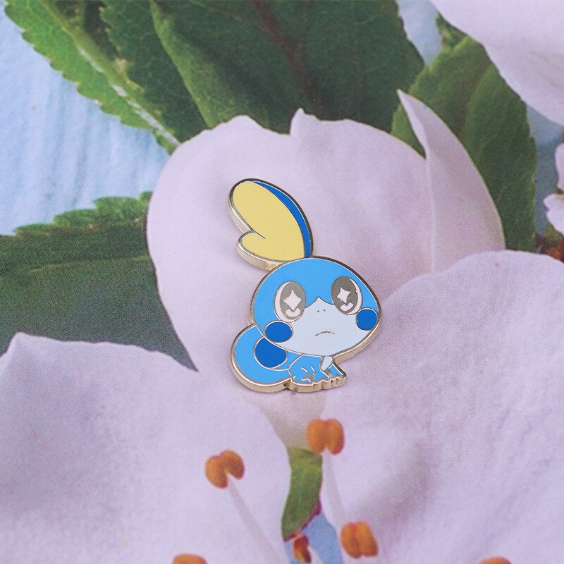 Cute tear-eyed lizard brooch cartoon elf badge sword and shield game inspiration pin
