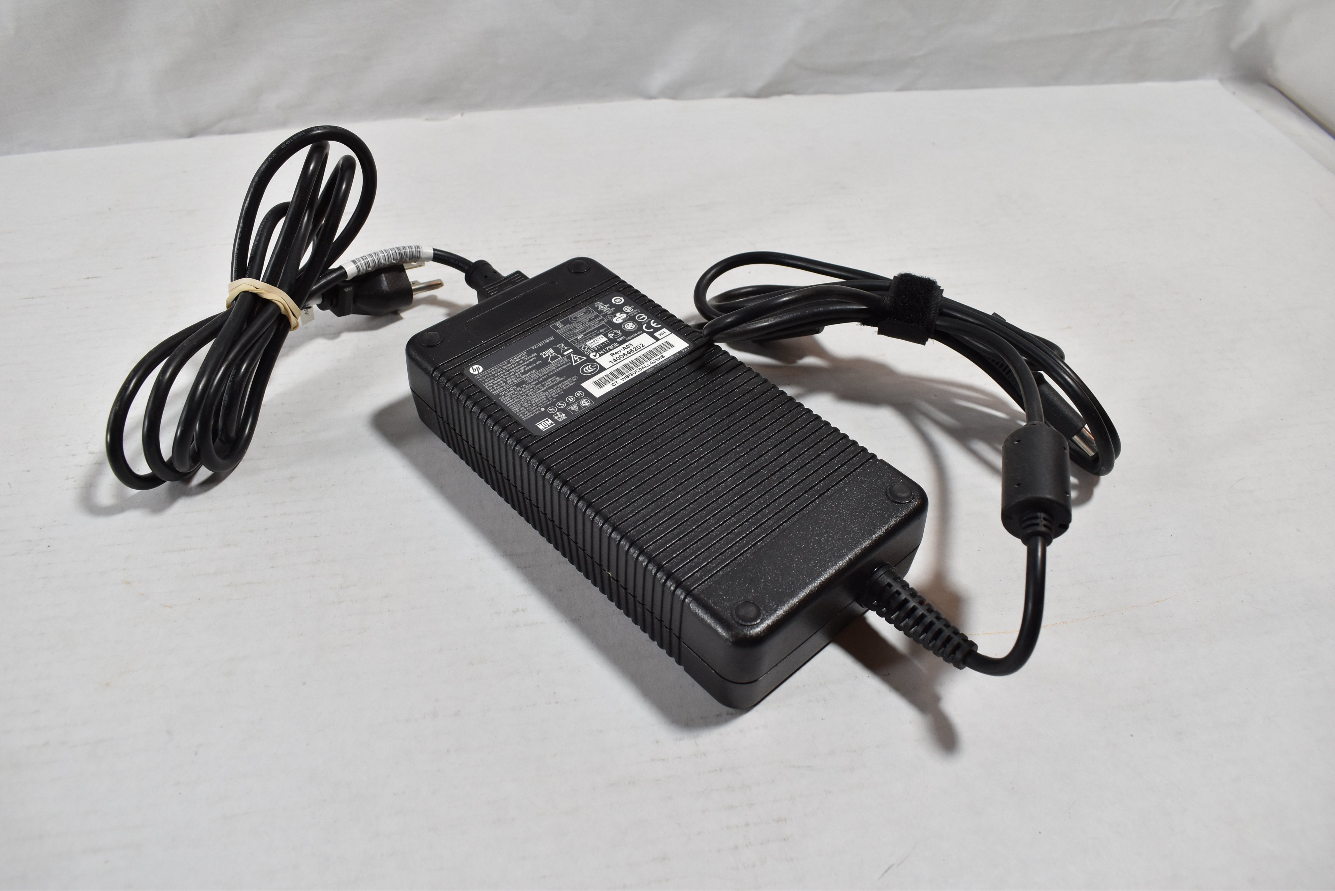 Power Block Charger Large NOM Hp CT: WBGUCOALLOJ3HB Rev: A03 Black