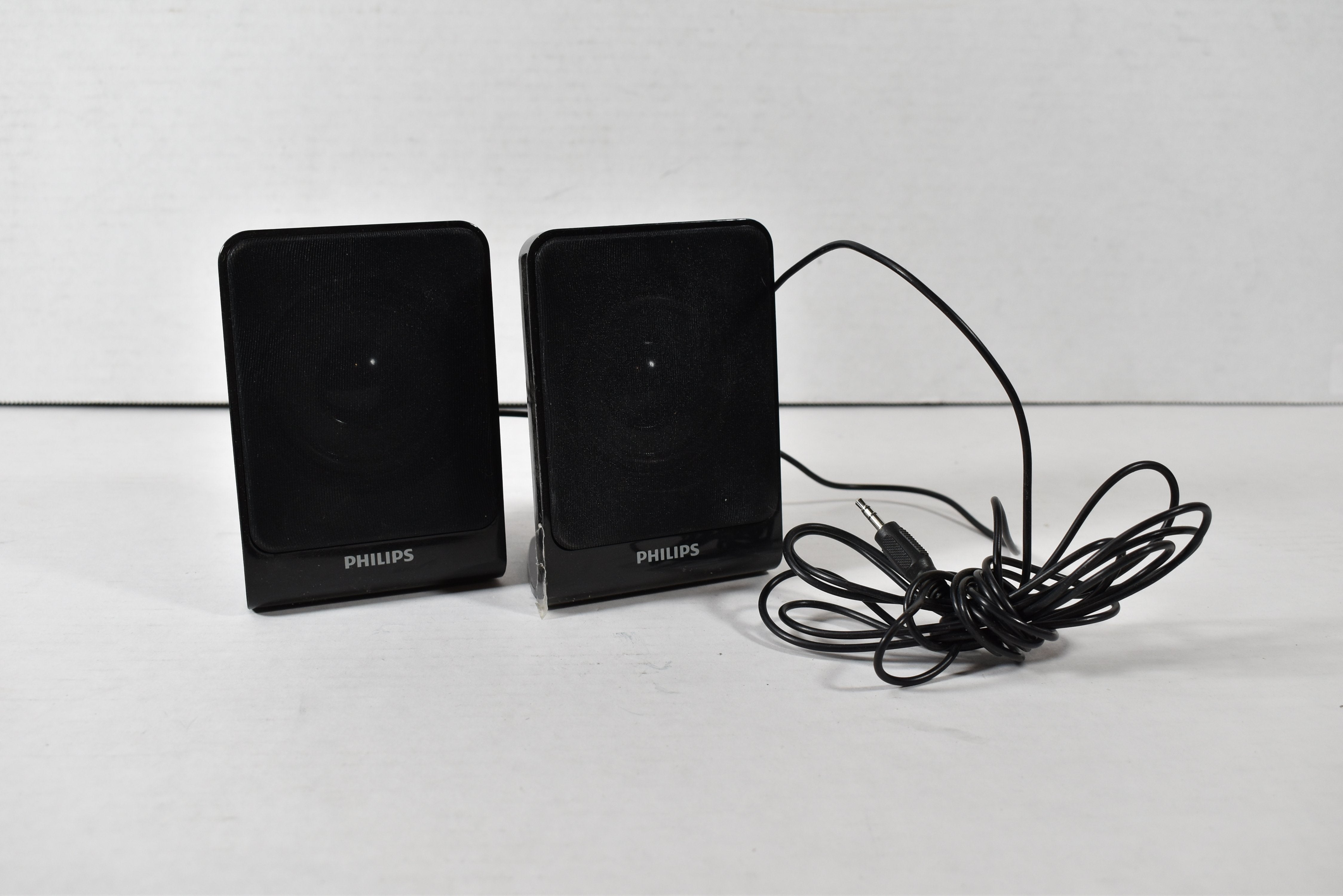 Philips 2 Speaker Set Aux Plug Small Portable Desk Speakers Black