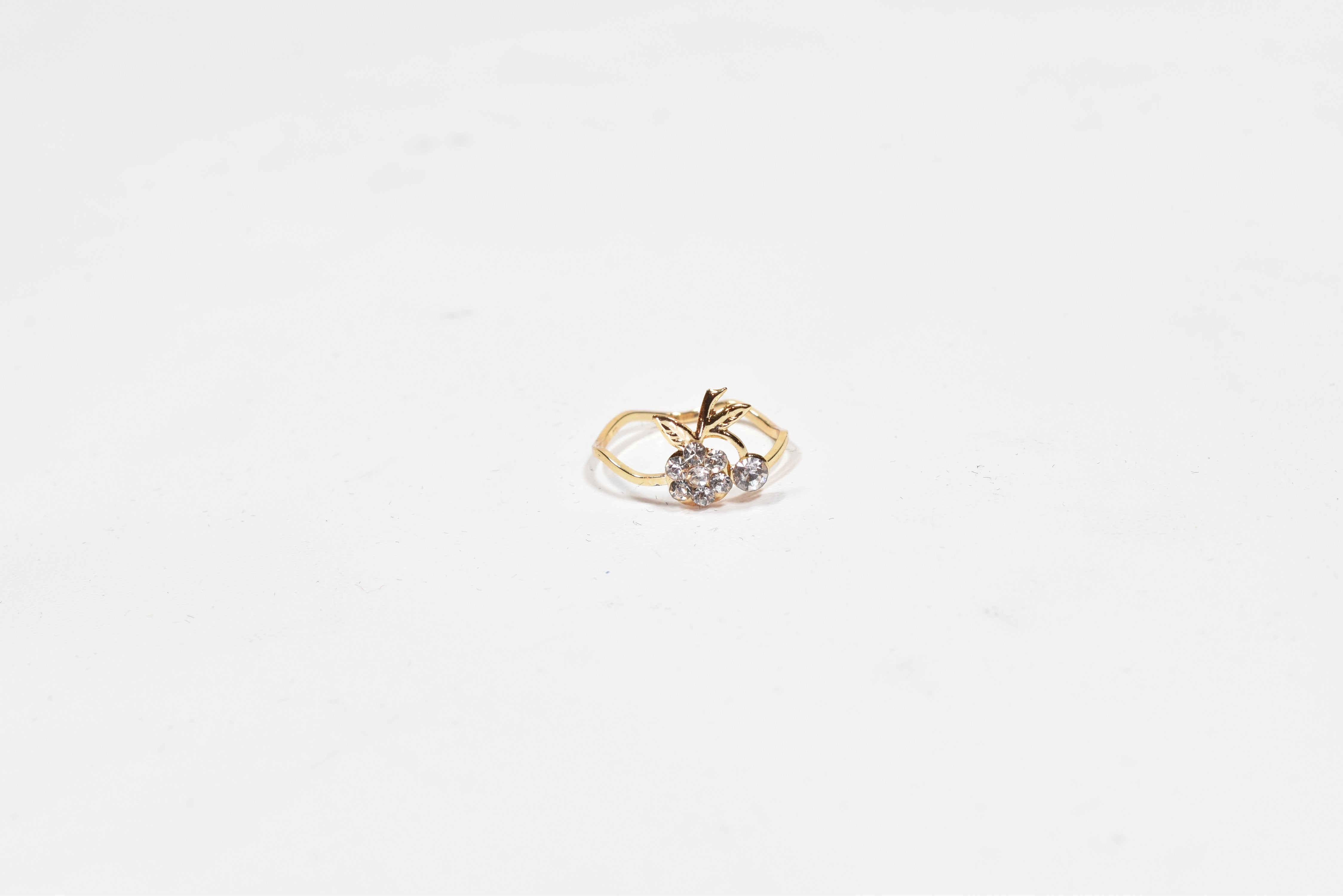 Promise Ring Crystal April Gold band ring used US. Size 5 used -00029 8 cluster