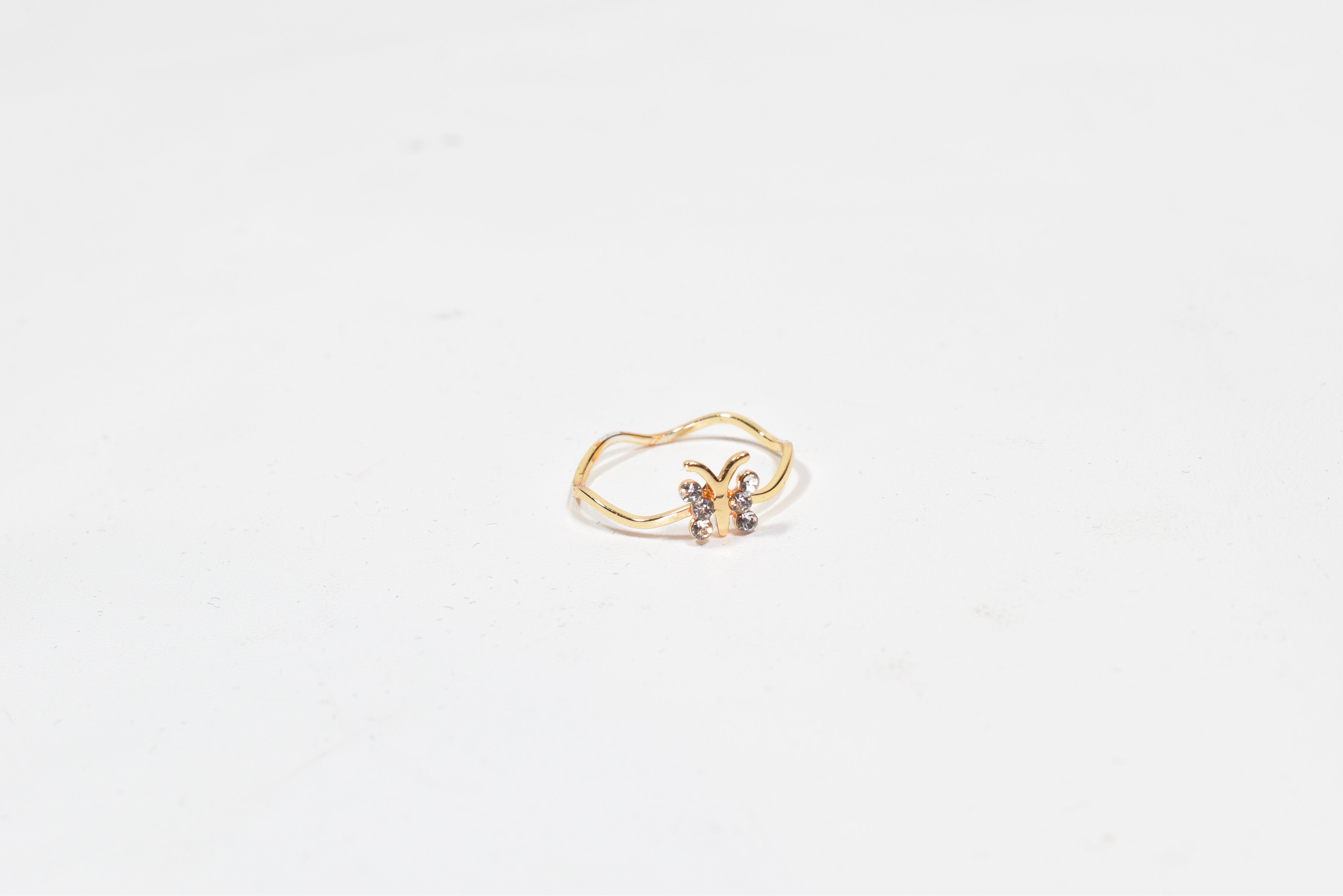 Size 7 1/2 Butterfly Crystal 6 Stone ring gold band used -00040