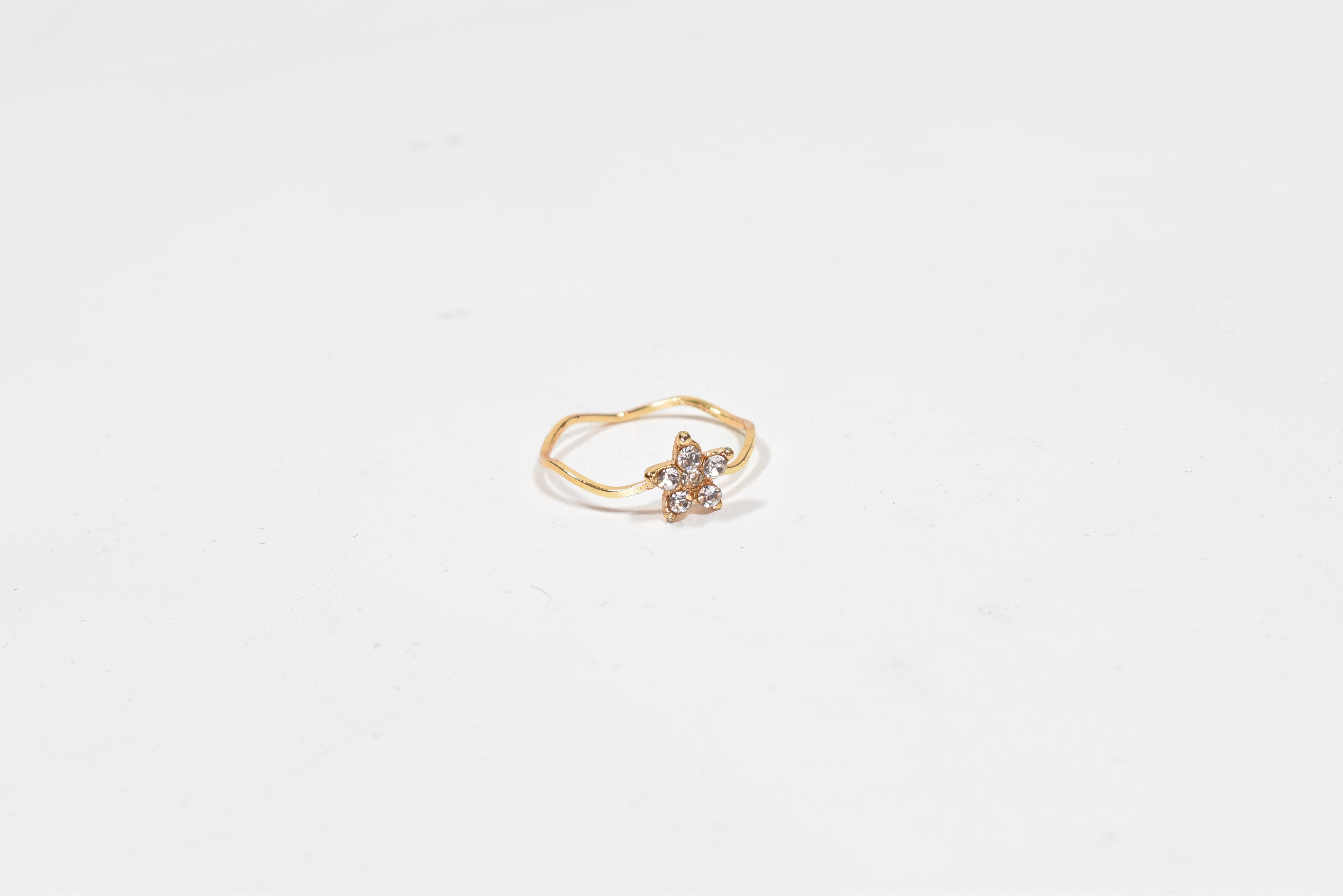 Crystal Star Gold band Ring Size 7 -00051