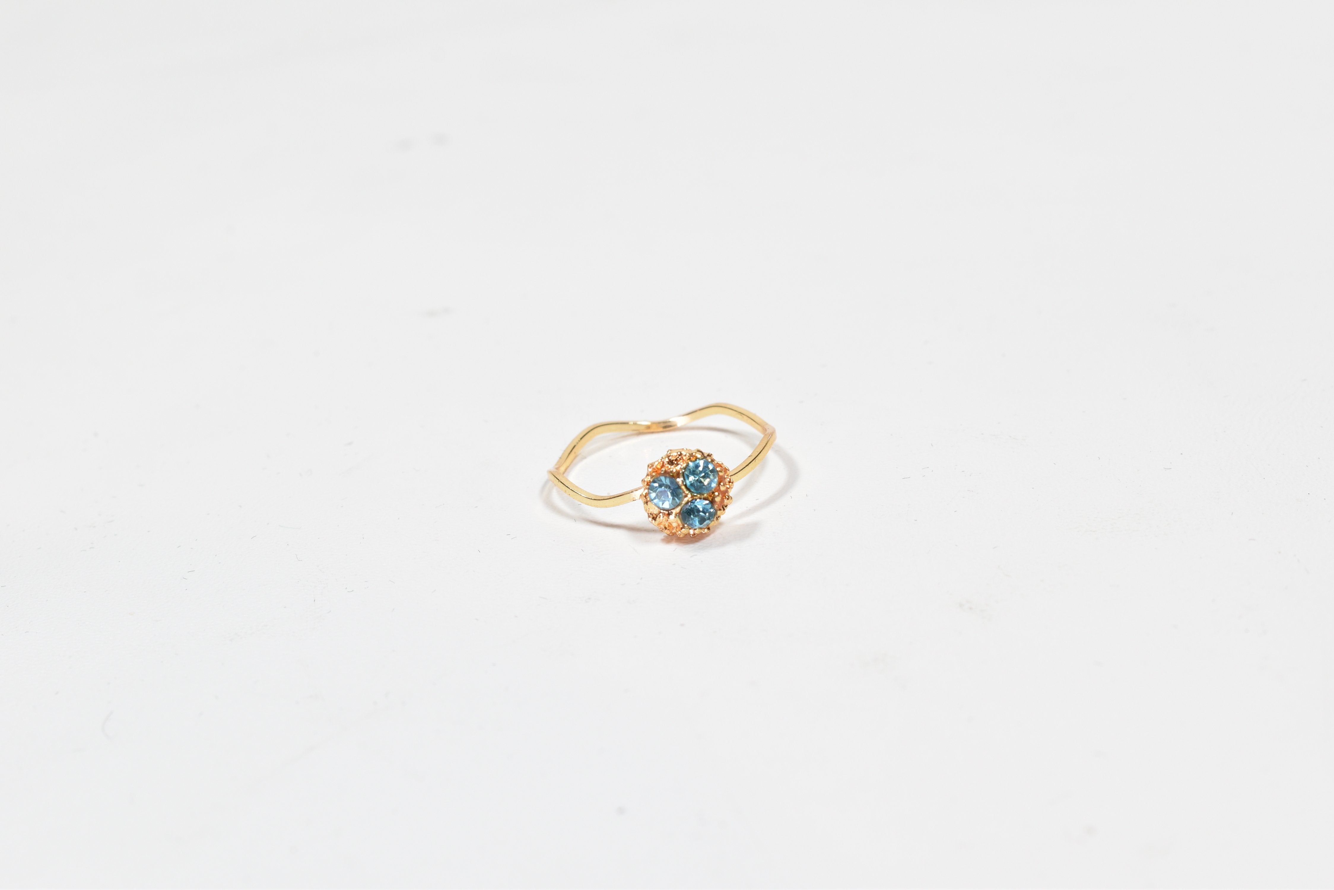 Gold Band Princess Cut Aqua 3 stone ring used Size 8 and half 8 1/2 -00063