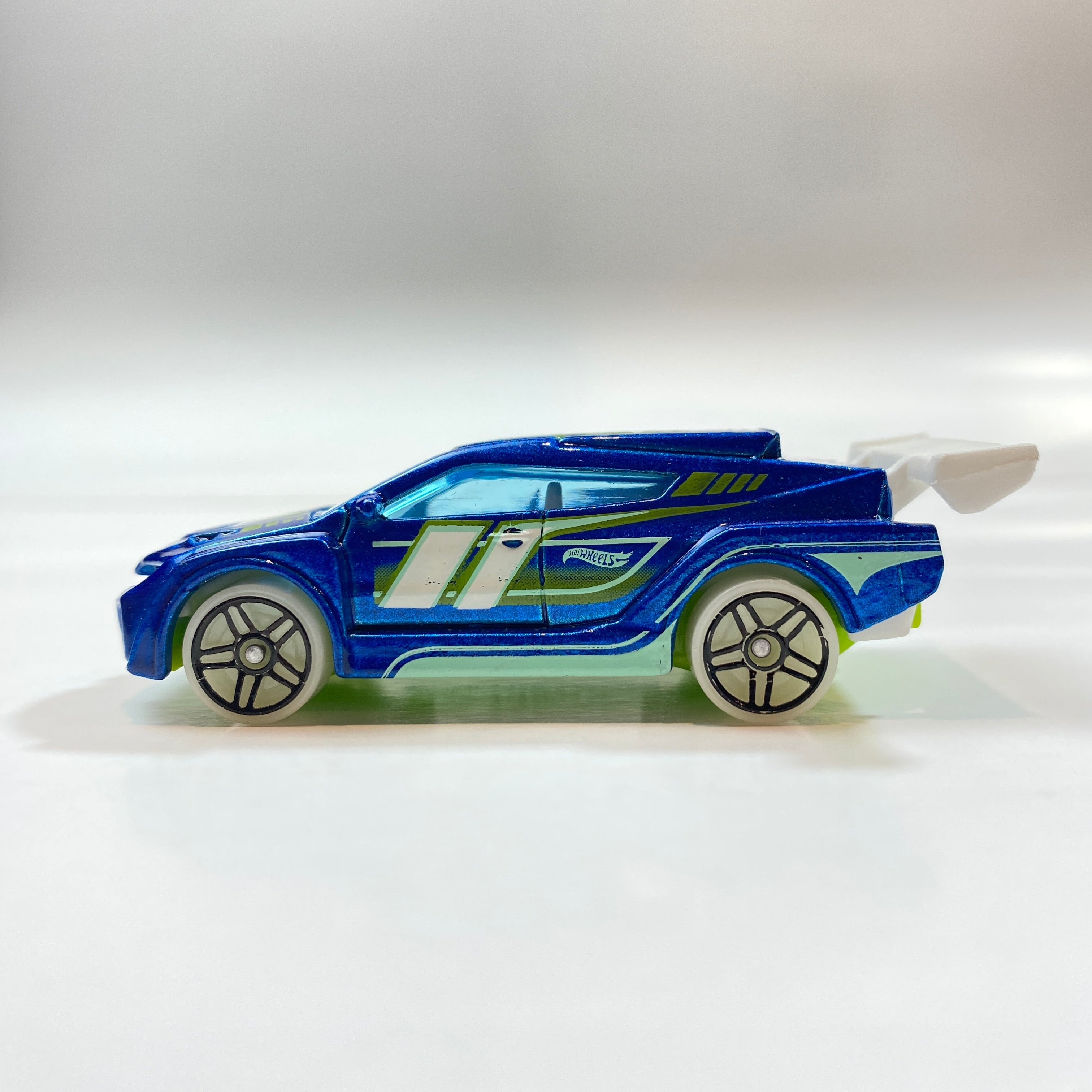 Mattel 2012 Hot Wheels x1649 1186 MJ 1 NL Loop Coop Blue and Green USED